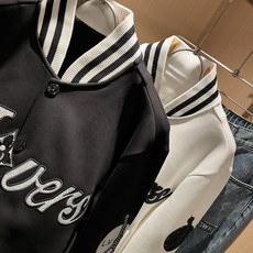 LouisVuitt*路易*登 2025秋冬全新系列单品上线,非常时髦前卫的一款男女同款👫棒球服夹克,胸 LouisVuitt*路易*登 2025秋冬全新系列单品上线,非常时髦前卫的一款男女同款👫棒球服夹克,胸