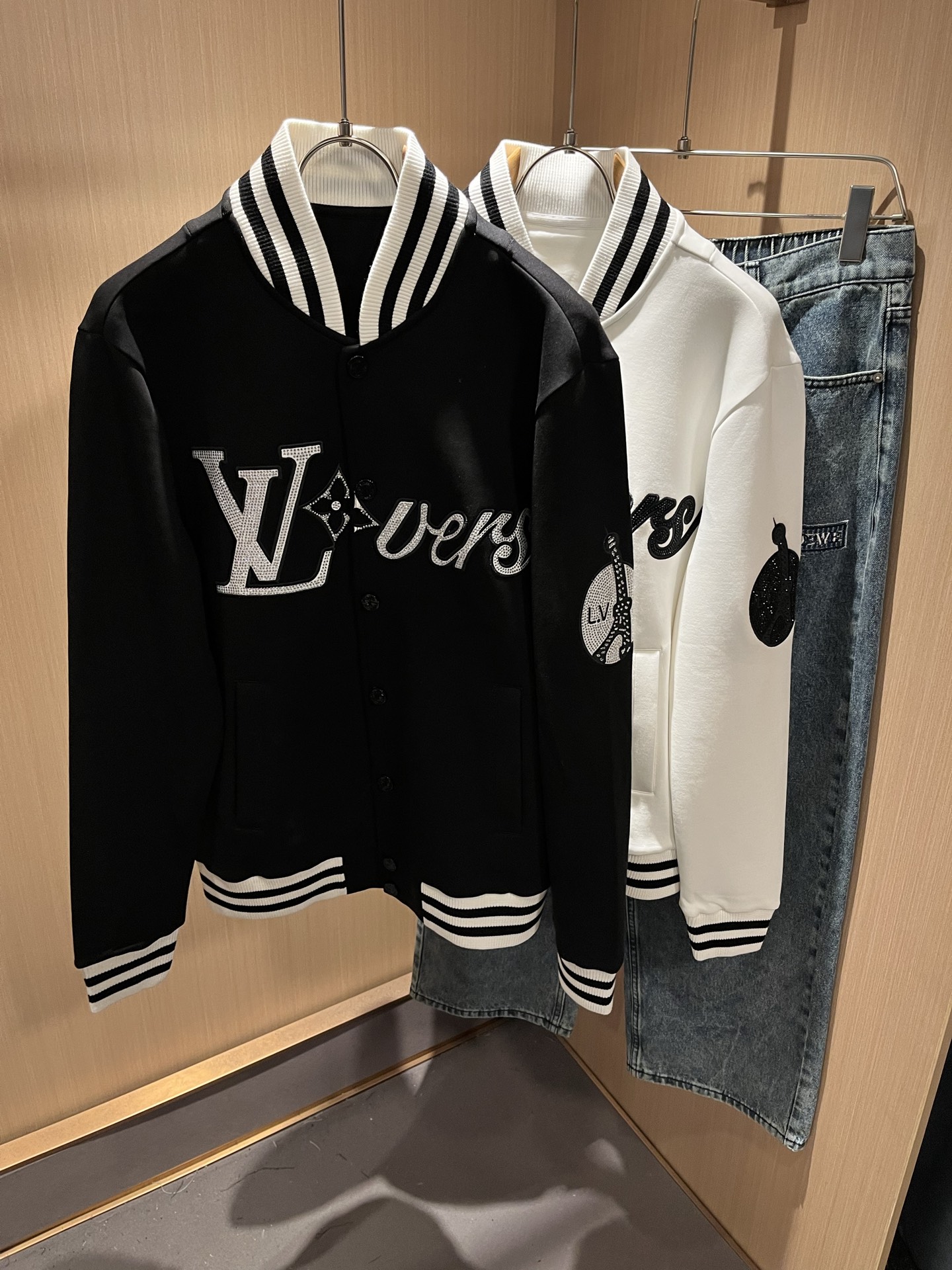 LouisVuitt*路易*登 2025秋冬全新系列单品上线，非常时髦前卫的一款男女同款👫棒球服夹克，胸
