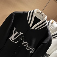 LouisVuitt*路易*登 2025秋冬全新系列单品上线,非常时髦前卫的一款男女同款👫棒球服夹克,胸 LouisVuitt*路易*登 2025秋冬全新系列单品上线,非常时髦前卫的一款男女同款👫棒球服夹克,胸
