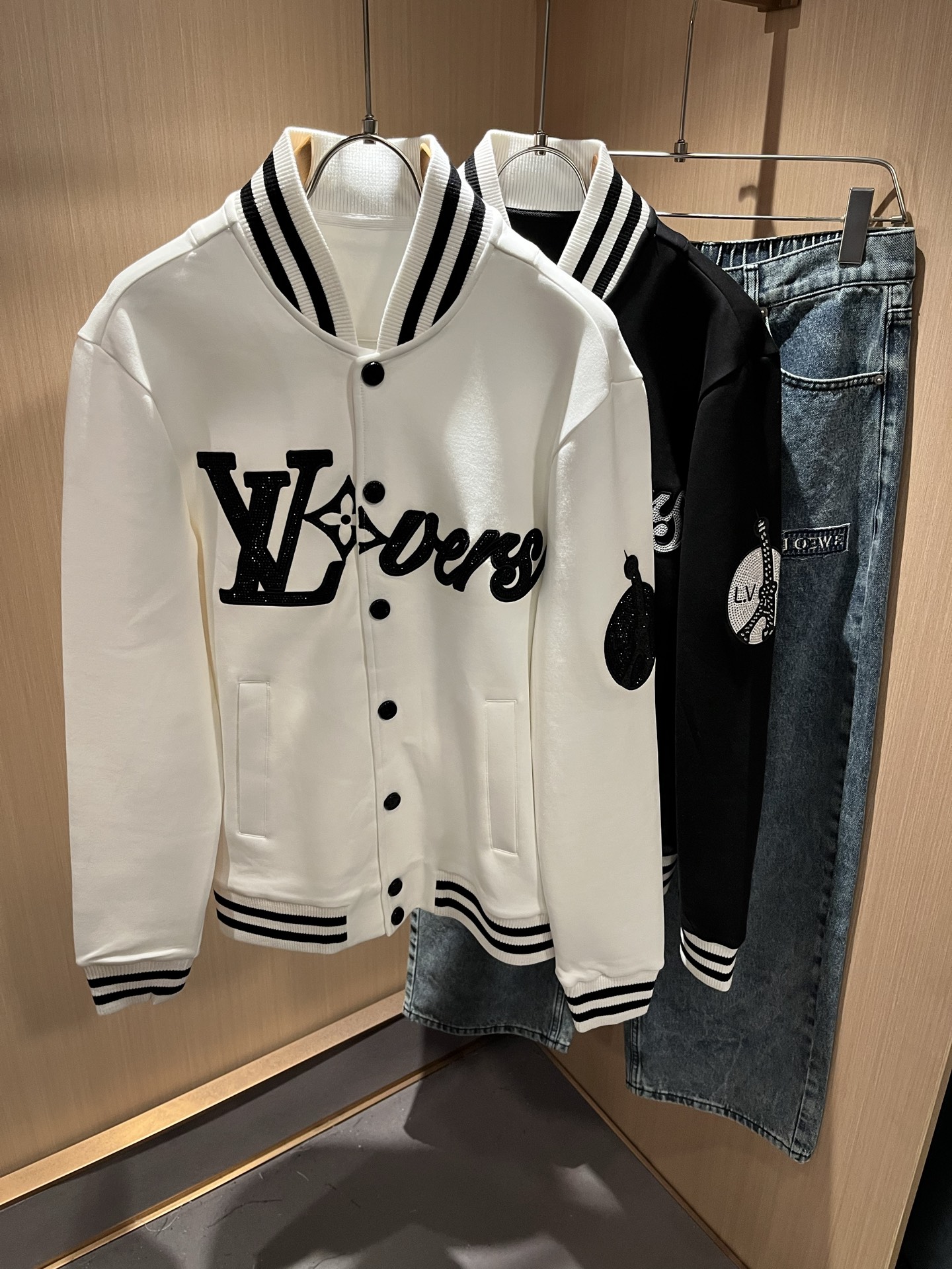 NO:529871,Louis Vuitt*Louis*Deng The new series of autumn and winter products in 2025 are launched, a very fashionable and avant-garde baseball jacket for men and women, with a logo logo on the chest embroidery and diamond design!  Different from the past, it declares the design concept that has been passed down for many years in the brand!  Its eye-catchingness is no less than any classic style, perfectly presenting the fashionable, high-end and luxurious feeling in front of the world!  Made of imported cotton materials, selected high-quality pure cotton fabrics, soft and soft to the touch, the real thing is definitely beyond your imagination, and it has been used to the extreme!  Size M-3XL, louis vuitton,louis vuitton,jackets & coats,alexander wang19860909LouisVuitt*路易*登 2025秋冬全新系列单品上线,非常时髦前卫的一款男女同款棒球服夹克,胸前标识logo图案刺绣烫钻设计！区别于以往的不同,宣示品牌传承多年的设计理念！其吸睛度完全不亚于任何经典款式,将时髦高级感与奢华感完美呈现在世人眼前！客供进口全棉材质制成,精选优质纯棉面料,触感软糯亲肤细腻,实物到手绝对超乎你的想象,发挥到了极致！尺码M-3XL,,louis vuitton,louis vuitton,jackets & coats,alexander wang,Men's clothing