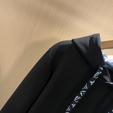 LouisVuitt*路易*登 2025秋冬全新系列单品上线,非常时髦前卫的一款男女同款👫长袖卫衣,胸前 LouisVuitt*路易*登 2025秋冬全新系列单品上线,非常时髦前卫的一款男女同款👫长袖卫衣,胸前