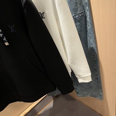 LouisVuitt*路易*登 2025秋冬全新系列单品上线,非常时髦前卫的一款男女同款👫长袖卫衣,胸前 LouisVuitt*路易*登 2025秋冬全新系列单品上线,非常时髦前卫的一款男女同款👫长袖卫衣,胸前