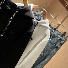 LouisVuitt*路易*登 2025秋冬全新系列单品上线,非常时髦前卫的一款男女同款👫长袖卫衣,胸前 LouisVuitt*路易*登 2025秋冬全新系列单品上线,非常时髦前卫的一款男女同款👫长袖卫衣,胸前