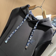 LouisVuitt*路易*登 2025秋冬全新系列单品上线,非常时髦前卫的一款男女同款👫长袖卫衣,胸前 LouisVuitt*路易*登 2025秋冬全新系列单品上线,非常时髦前卫的一款男女同款👫长袖卫衣,胸前