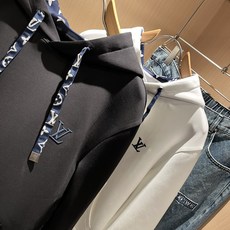 LouisVuitt*路易*登 2025秋冬全新系列单品上线,非常时髦前卫的一款男女同款👫长袖卫衣,胸前 LouisVuitt*路易*登 2025秋冬全新系列单品上线,非常时髦前卫的一款男女同款👫长袖卫衣,胸前