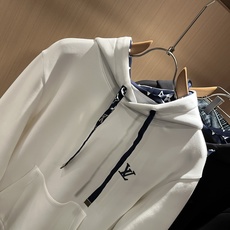 LouisVuitt*路易*登 2025秋冬全新系列单品上线,非常时髦前卫的一款男女同款👫长袖卫衣,胸前 LouisVuitt*路易*登 2025秋冬全新系列单品上线,非常时髦前卫的一款男女同款👫长袖卫衣,胸前
