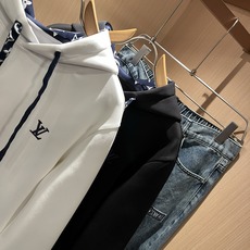 LouisVuitt*路易*登 2025秋冬全新系列单品上线,非常时髦前卫的一款男女同款👫长袖卫衣,胸前 LouisVuitt*路易*登 2025秋冬全新系列单品上线,非常时髦前卫的一款男女同款👫长袖卫衣,胸前