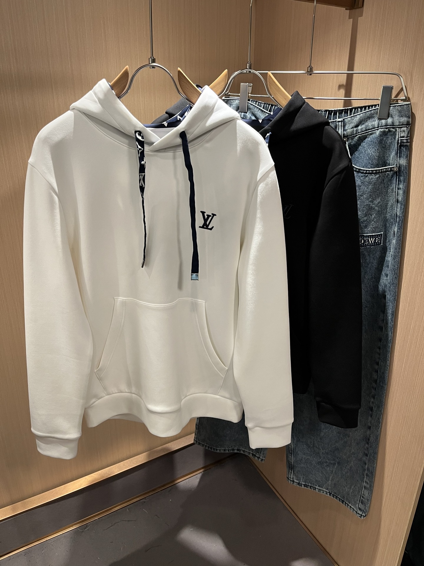 NO:529883,LouisVuitt*Louis*Deng The new series of autumn and winter products in 2025 are launched, a very fashionable and avant-garde long-sleeved sweatshirt for men and women, with a logo embroidery design on the chest!  Different from the past, it declares the design concept that has been passed down for many years in the brand!  Its eye-catchingness is no less than any classic style, perfectly presenting the fashionable, high-end and luxurious feeling in front of the world!  Made of imported cotton materials, selected high-quality pure cotton fabrics, soft and soft to the touch, the real thing is definitely beyond your imagination, and it has been used to the extreme!  Size M-3XL, louis vuitton,louis vuitton,hoodie,sweatshirts,alexander wang19860909LouisVuitt*路易*登 2025秋冬全新系列单品上线,非常时髦前卫的一款男女同款长袖卫衣,胸前标识logo图案刺绣设计！区别于以往的不同,宣示品牌传承多年的设计理念！其吸睛度完全不亚于任何经典款式,将时髦高级感与奢华感完美呈现在世人眼前！客供进口全棉材质制成,精选优质纯棉面料,触感软糯亲肤细腻,实物到手绝对超乎你的想象,发挥到了极致！尺码M-3XL,,louis vuitton,louis vuitton,hoodie,sweatshirts,alexander wang,Men's clothing