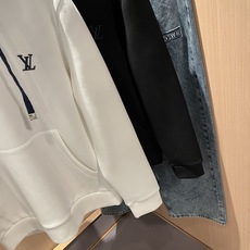 LouisVuitt*路易*登 2025秋冬全新系列单品上线,非常时髦前卫的一款男女同款👫长袖卫衣,胸前 LouisVuitt*路易*登 2025秋冬全新系列单品上线,非常时髦前卫的一款男女同款👫长袖卫衣,胸前