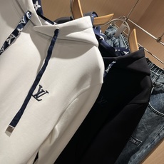LouisVuitt*路易*登 2025秋冬全新系列单品上线,非常时髦前卫的一款男女同款👫长袖卫衣,胸前 LouisVuitt*路易*登 2025秋冬全新系列单品上线,非常时髦前卫的一款男女同款👫长袖卫衣,胸前
