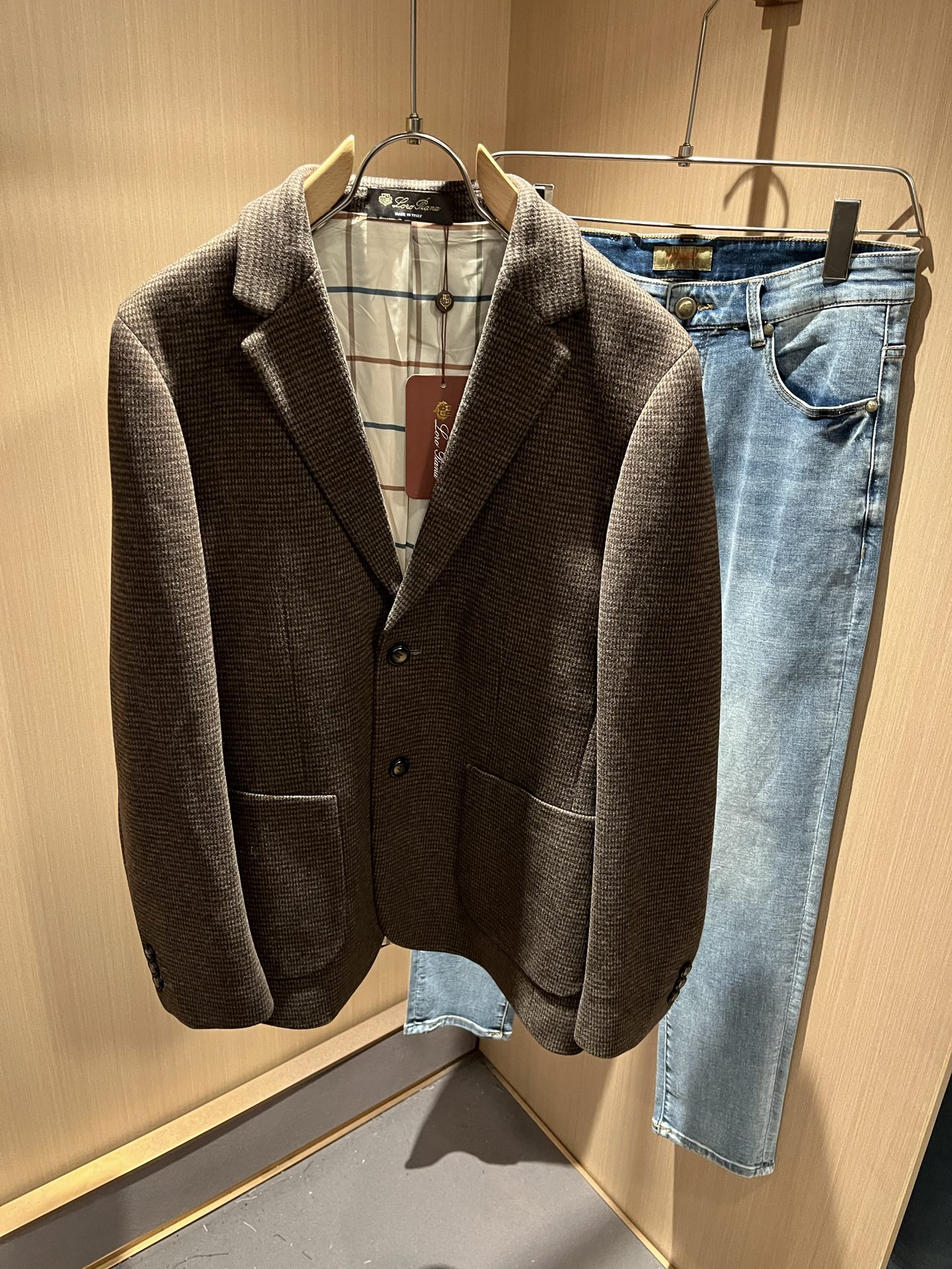 NO:524402,Loro Piana Nouyou Pianya autumn and winter men's blazer, the latest trade orders and all the quality!  !  Internet celebrity style!  The upper body is comfortable and breathable, not stiff, and the overall three-dimensional feeling is rich, with quality export orders, customized exclusive knitted wool fabric tailoring to meet the simple needs of commuters for dressing. The upper body is very effective, it looks slim and not picky about the figure. The fabric workmanship... Improper, only good craftsmanship can make you feel good and tasteful, a must-have item for everyone!  Size M-3XL, loro piana, jackets & coats, business suit, alexander wang19860909Loro Piana诺悠翩雅 秋冬男士西装外套,最新的贸易订单全品相！！网红款！上身舒适透气,不僵硬,整体有着丰富的立体感,品质出口订单,定制专属针织羊毛面料剪裁,满足通勤人们对于着装的简约需求,上身效果很好,显瘦,不挑剔身材.面料做工....无可挑剔,好工艺好面料才能穿出好品味一款,人手必备单品！尺码M-3XL,,loro piana,jackets & coats,business suit,alexander wang,Men's clothing