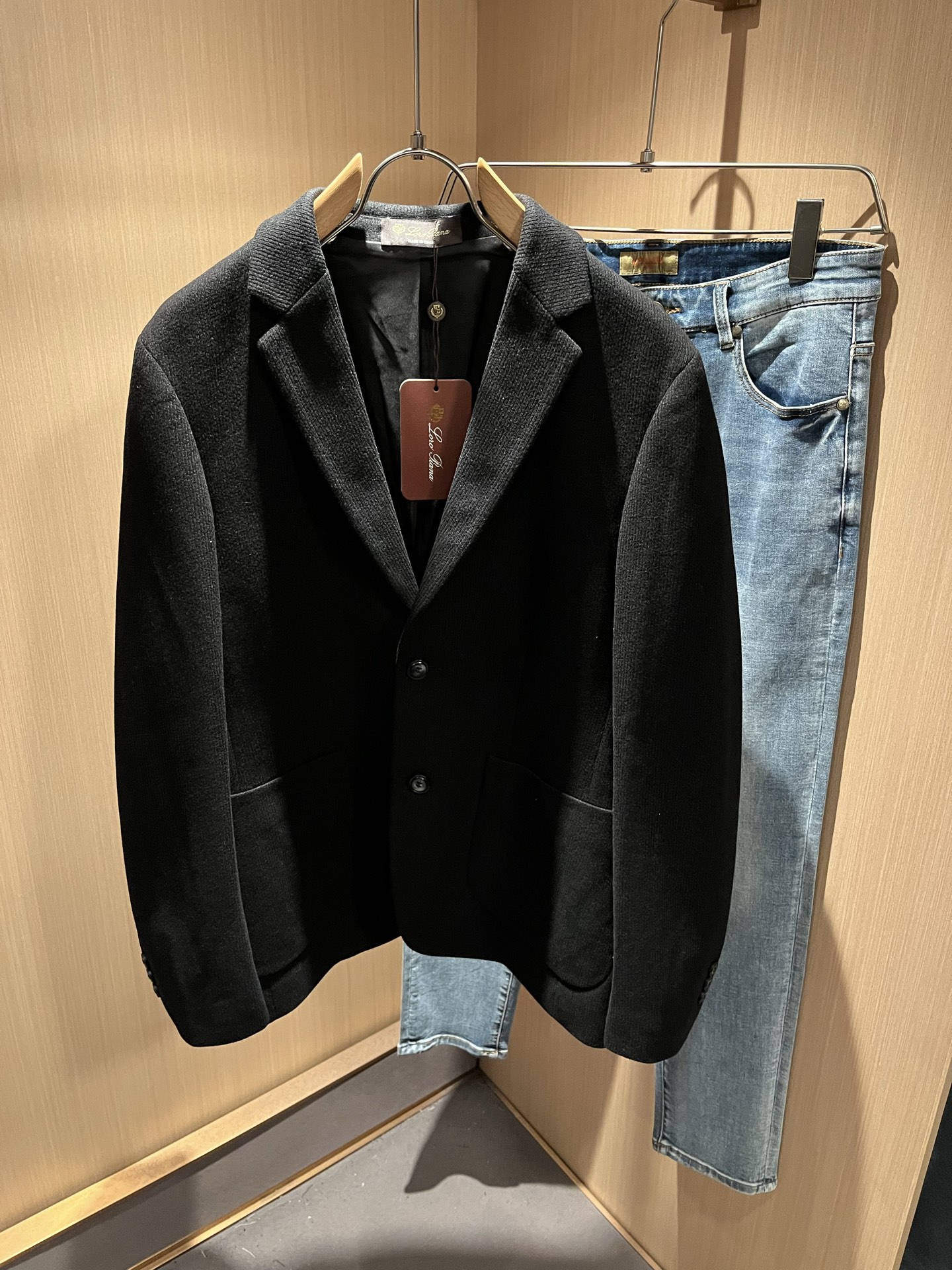 NO:524392,Loro Piana Nouyou Pianya autumn and winter men's blazer, the latest trade orders and all the quality!  !  Internet celebrity style!  The upper body is comfortable and breathable, not stiff, and the overall three-dimensional feeling is rich, with quality export orders, customized exclusive knitted wool fabric tailoring to meet the simple needs of commuters for dressing. The upper body is very effective, it looks slim and not picky about the figure. The fabric workmanship... Improper, only good craftsmanship can make you feel good and tasteful, a must-have item for everyone!  Size M-3XL, loro piana, jackets & coats, business suit, alexander wang19860909Loro Piana诺悠翩雅 秋冬男士西装外套,最新的贸易订单全品相！！网红款！上身舒适透气,不僵硬,整体有着丰富的立体感,品质出口订单,定制专属针织羊毛面料剪裁,满足通勤人们对于着装的简约需求,上身效果很好,显瘦,不挑剔身材.面料做工....无可挑剔,好工艺好面料才能穿出好品味一款,人手必备单品！尺码M-3XL,,loro piana,jackets & coats,business suit,alexander wang,Men's clothing