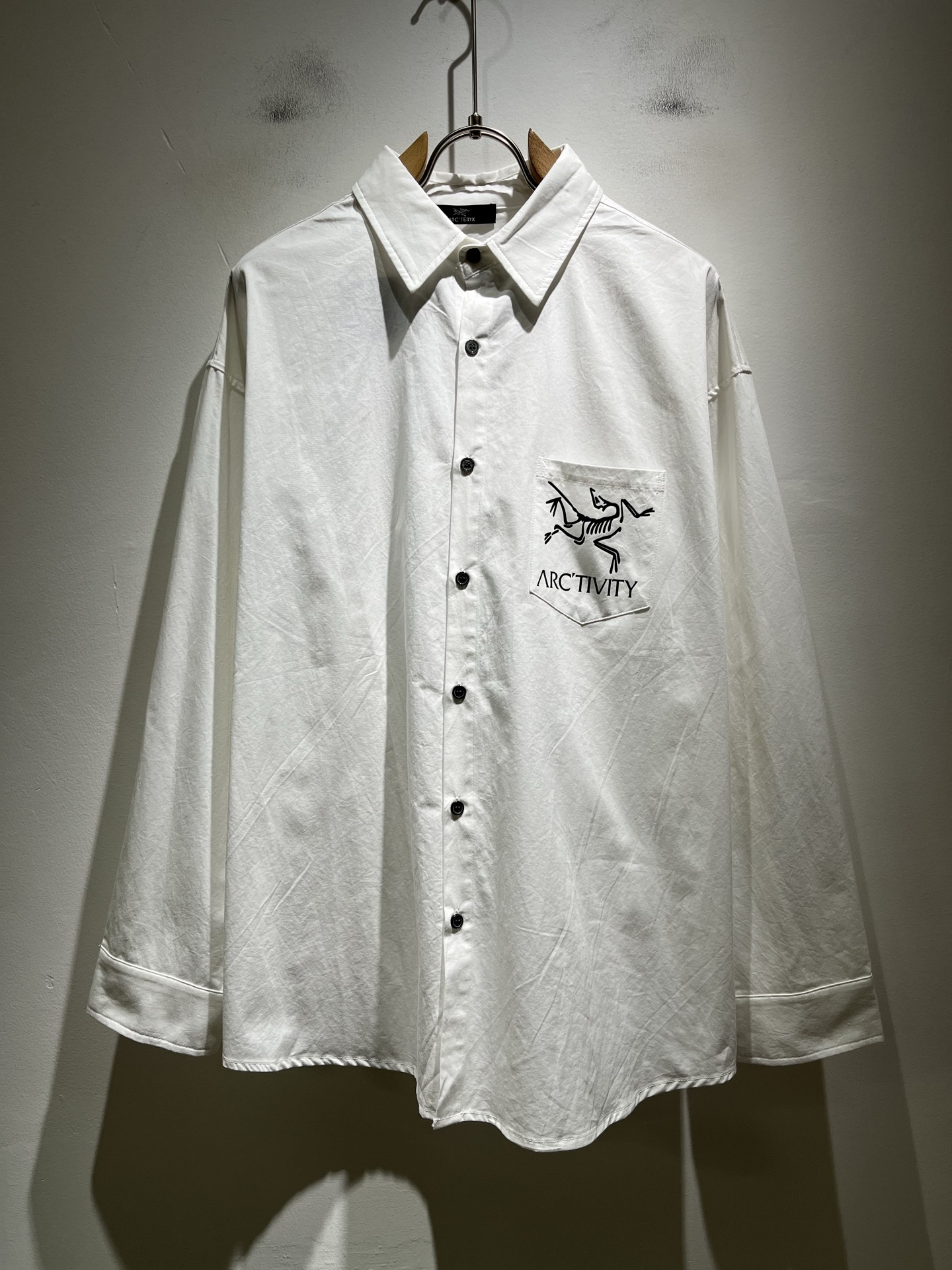 NO:525336,ARCTER*X Original Archaeological Bird is a new autumn shirt, outdoor brands may first think of Canadian goose and Archaeological Bird. It gives people a feeling of trying out the label!  In addition to being quite accomplished in style design, the most obvious or most expert should be to have deeper and unique insights and attainments in fabrics. Through continuous structural research and problem-solving, and characterized by unique research on fabrics, these alone are enough to support it to become the first new logo brand image in the clothing manufacturing industry. This model is made of quick-drying fabric!  Through precision, the hand feels smooth and soft, and both has natural beauty and comfort. The large body style is cut cleanly and cleanly, and the fabric shows a different hazy structural beauty. It is made of exclusive mold customization. The fabric and its technology test the workers, can be smooth and smooth without wrinkles!  It really tests the handmade work of every master!  It makes the overall clean and neat, without leaving any thread. Now the neutrality that pursues life is more refined in life!  Size S-2XL, arc'teryx,alexander wang19860909ARCTER*X始*祖鸟 秋季新款衬衣,户外品牌可能大家第一想到的就是加拿大鹅、始祖鸟.给人一种标签试的感觉！除了在款式设计上颇有造诣之外,最明显或者说最为拿手的,应该就是在面料上的拥有更深独特见解跟造诣了.通过不断地结构研究和问题处理,在以面料独特研究为特征,仅凭这些就已经足以支撑其成为服装制造行业中,首屈可数的新标志品牌形象.此款采用速干面料材质！通过精工手感细滑柔软,同时兼具自然美感跟舒适度.大身上版型裁剪简洁干净,面料上显现出了不一样朦胧的结构性美感来.独家开模定制而成,面料及其考验工人的技术,能做到平整服帖又不起皱！真的是很考验每位师傅的手工制作！使得整体干净利索,不留一丝线头.现在对于生活有所追求的中性也在生活中更为精致！尺码S-2XL,arc'teryx,alexander wang,Men's clothing