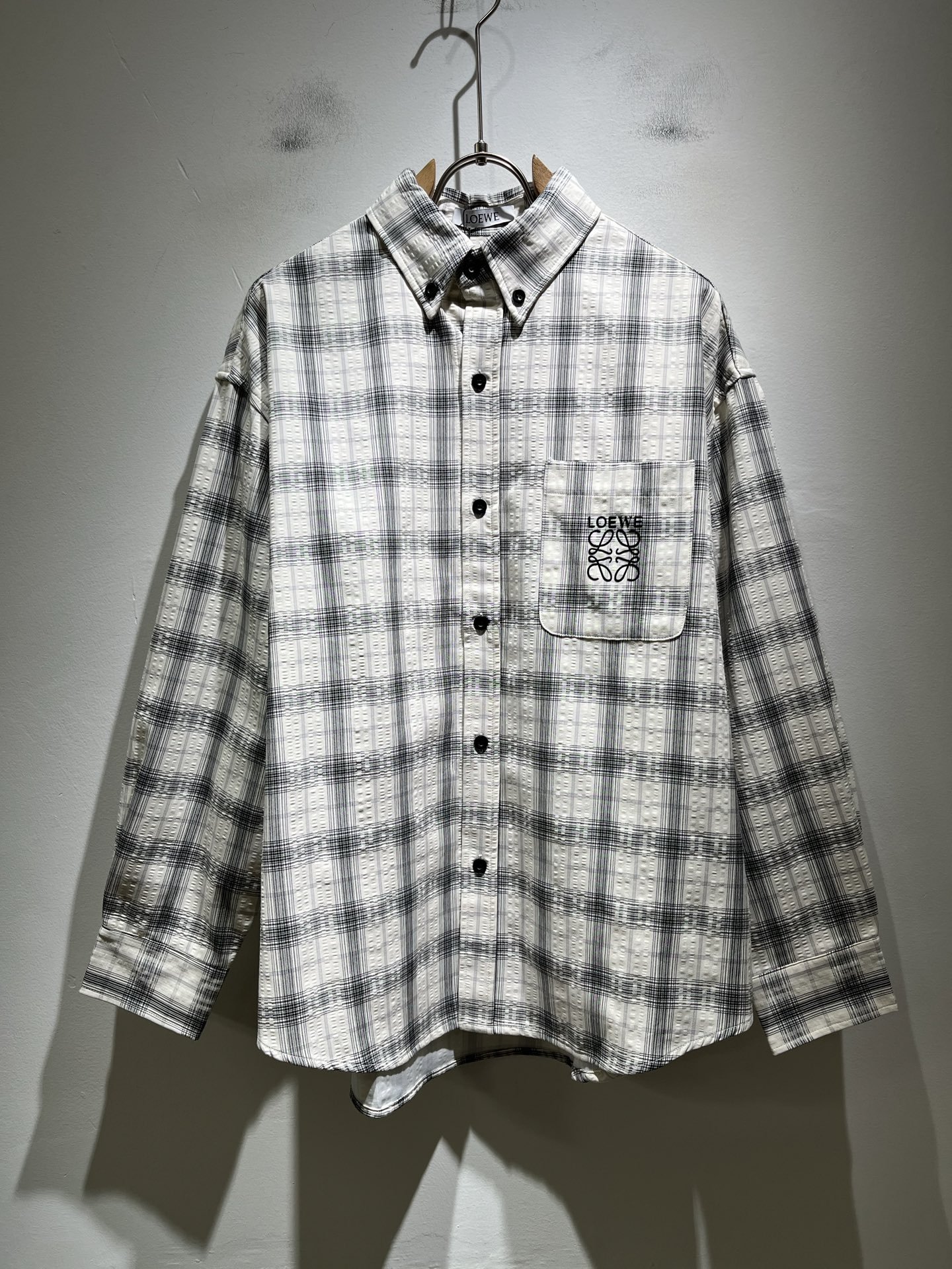 NO:525327,LOE*WE Luo*We autumn new men and women's same shirt, original Italian order channel, very personalized and high-end style, logo pattern glue-pressing design, and washing fabric design!  Customized original imported poplin cotton fabric!  The latest fashion trends and popular products are here, and it is another simple and high-end fashion item. It is a fashion product with very high-end outfit charm. It is a must-have item for fashion trends!  Original Italian manufacturer channels, special-level orders, and released at the same time as Hong Kong, Macao and Taiwan buyers. This model is also the latest popular product of Luo Yiweijia this year and the most classic product. Its specifications and grades are beyond doubt!  !  The choice is very diverse, and it can be said that this model naturally has a fresh and natural feeling, showing the brand charm and high-end feeling. The texture of this model is very good, and the heavy weight and brilliant skin-friendliness that can be seen with hands are even better, and it is a complete enjoyment of wearing!  !  Size: S-2XL, loewe, loewe, alexander wang19860909LOE*WE罗*威 秋季新款男女同款衬衣,意大利原厂订单渠道,极具个性高级风,标志logo图案压胶设计,采用洗水面料设计！定制原版进口府绸棉面料！最新时尚潮流人气产物驾到,又是一款简约高级的时尚单品,穿搭魅力十分高级不俗的时尚产物 ,时尚潮流必备单品！意大利原厂渠道,特供级别订单,同步港澳台买手店发布,此款也是罗意威家今年的最新人气产物,也是最经典的产物,其规格跟档次更是毋庸置疑！！ 选择极具多样化,言而喻此款自然具备那种清新自然的感觉,彰显品牌魅力与高级感,此款的质感十分的到位,用手可以感知的重磅跟出彩亲肤程度更是上佳,十足的穿着享受！！尺码: S-2XL,,loewe,loewe,alexander wang,Men's clothing