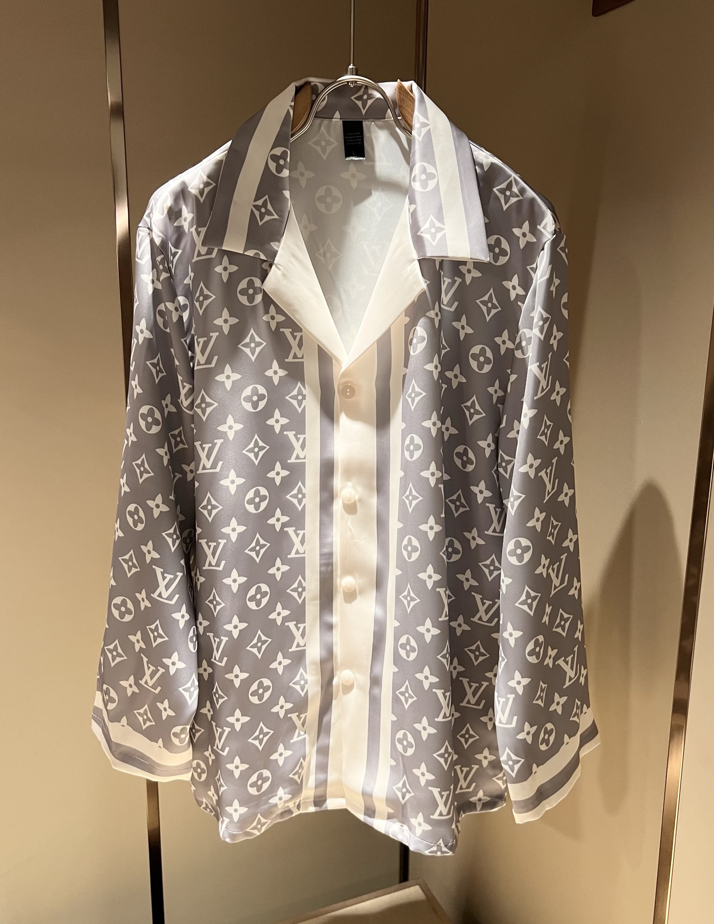 NO:526457,Louis Vuit*on Louis Family New autumn light luxury pajama casual set, men and women pajamas set!  The new high-end Louis family has always been so flawless, and creative designs are emerging one after another. If you don’t buy a few pieces of Louis this fall, you can’t be considered a fashion expert. The logo design of the clothes logo!  Custom silk fabric!  The iconic elements of Louis are really something that everyone loves. They are super soft and resilient, from world-class trade-level OEM channels, with extremely rare quantity and no help after selling out. Monogram three-dimensional logo presents an extraordinary texture, clean and neat. This is the Louis family's unique skill and the latest craftsmanship this quarter. The degree of meticulousness has reached the top, and the loose cut style design is unique. It is a fusion of luxury and fashion!  Size M-3XL, louis vuitton,louis vuitton,alexander wang19860909Louis Vuit*on 路易家族 秋季新款轻奢睡衣休闲套装,男女同款睡衣套装！路易家族的新高端,细节品质永远的那么完美无瑕,创意设计层出不穷.今年秋季季节没有入手几件路易你算不上时尚达人.衣身标识logo图案设计！定制丝绸面料！诠释路易的标志性元素,实属人见人爱的东西.超级柔软且具有韧性,来自世界级贸易级别的代工厂渠道,数量极其稀少售完无补.Monogram立体Logo呈现不一般的质感,干净俐落.这是路易家族的看家绝活也是本季度的最新工艺.细致化程度已经达到顶端了,宽松剪裁的版型设计堪称一绝.属于奢华与时尚的融合！尺码M-3XL,,louis vuitton,louis vuitton,alexander wang,Men's clothing