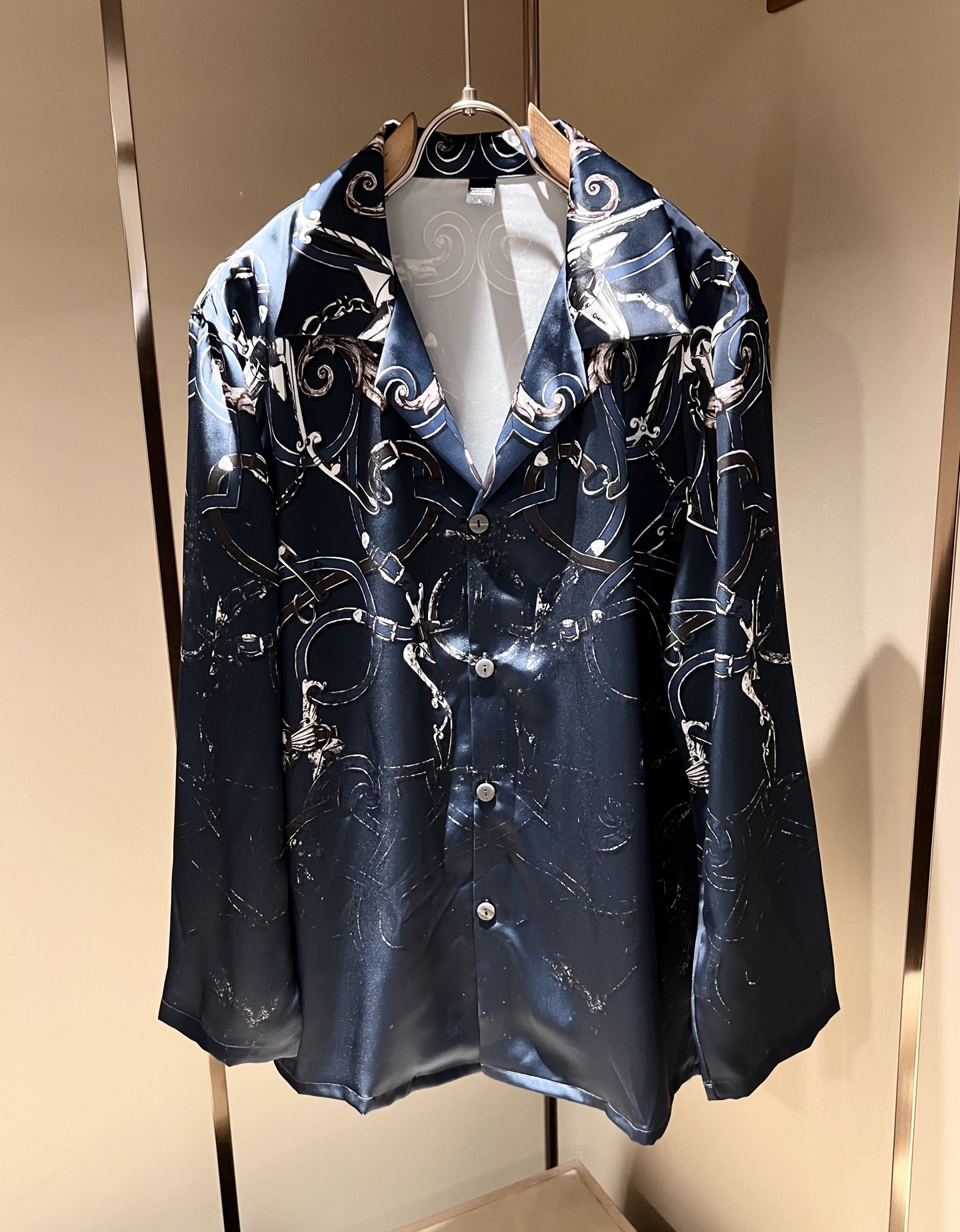 NO:526454,HERM*S AXS autumn and winter men's high-end casual pajamas set, overseas trading company channel orders!  Shanghai Henglong store is on sale!  It is high-end, simple, and has exquisite craftsmanship and materials. It is very rigorous and demanding in pursuit of quality. It uses every detail to prove its brand image!  The typical essence of H home, the very representative H logo design!  Perfectly interpret the brand image of H Home and build a brand LOGO design!  The fabric has been perfectly transformed and sublimated, with a heavy environmentally friendly plant enzyme washing process, the texture has a unique retro style, which is quite outstanding, and is recognized as a universal and versatile color number, which can withstand the test of any season!  Well-tailed, clean, refreshing and neat!  Size M-3XL, hermes,alexander wang19860909HERM*S爱*仕 秋冬男士高端休闲睡衣套装,海外贸易公司渠道订单 ！上海恒隆店在售！高级、简约,工艺和用料方面都颇为考究,对于品质的追求非常严谨和苛刻,用每一个细节来力证自身品牌形象！H家的典型精髓,极具代表性的H标识logo设计！将H家的品牌形象完美阐释出来,构建出品牌LOGO设计！面料得到完美蜕变和升华,重磅环保植物酵素水洗工艺,肌理有着独特的复古风格,相当出彩,公认的万能百搭色号,经得住任何季节的考验配色！剪裁精良,干净清爽且利落！尺码M-3XL,,hermes,alexander wang,Men's clothing