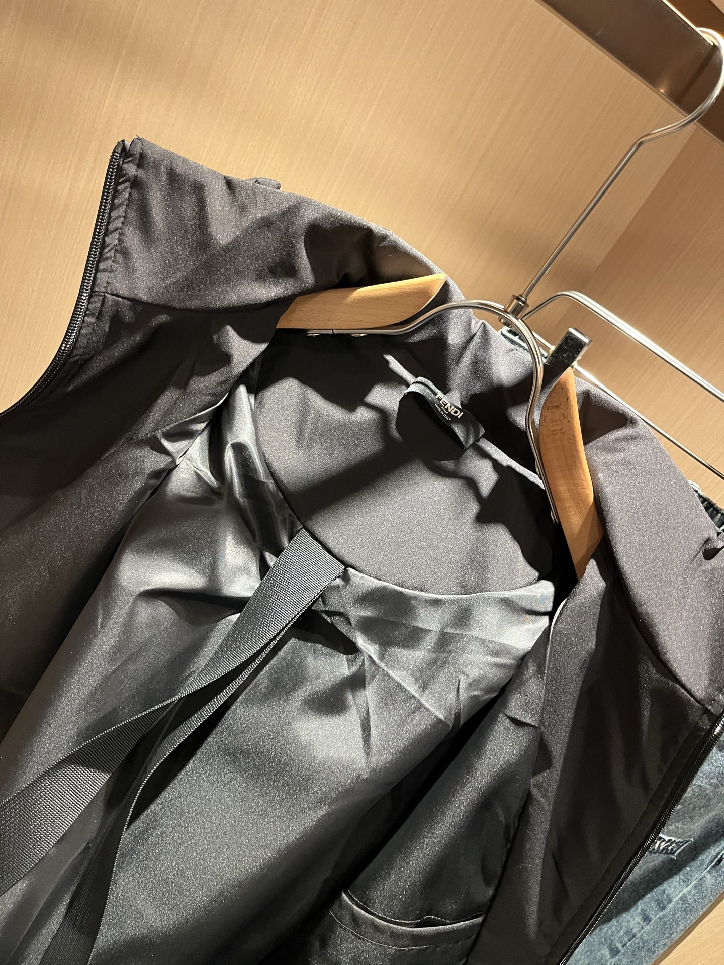 FEN*I 芬*迪 2025秋冬新款夹克外套，意大利原厂订单，FD家族人气单品，代表性十足，规格感十足的