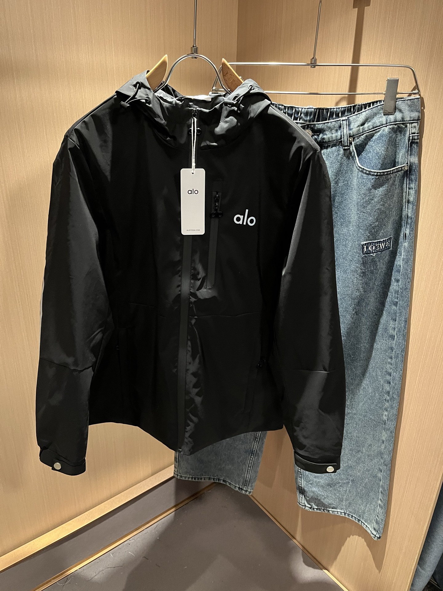 Alo2025秋冬全新系列单品上线，非常时髦前卫的一款男女同款👫夹克外套，标识logo图案印花修饰！区别