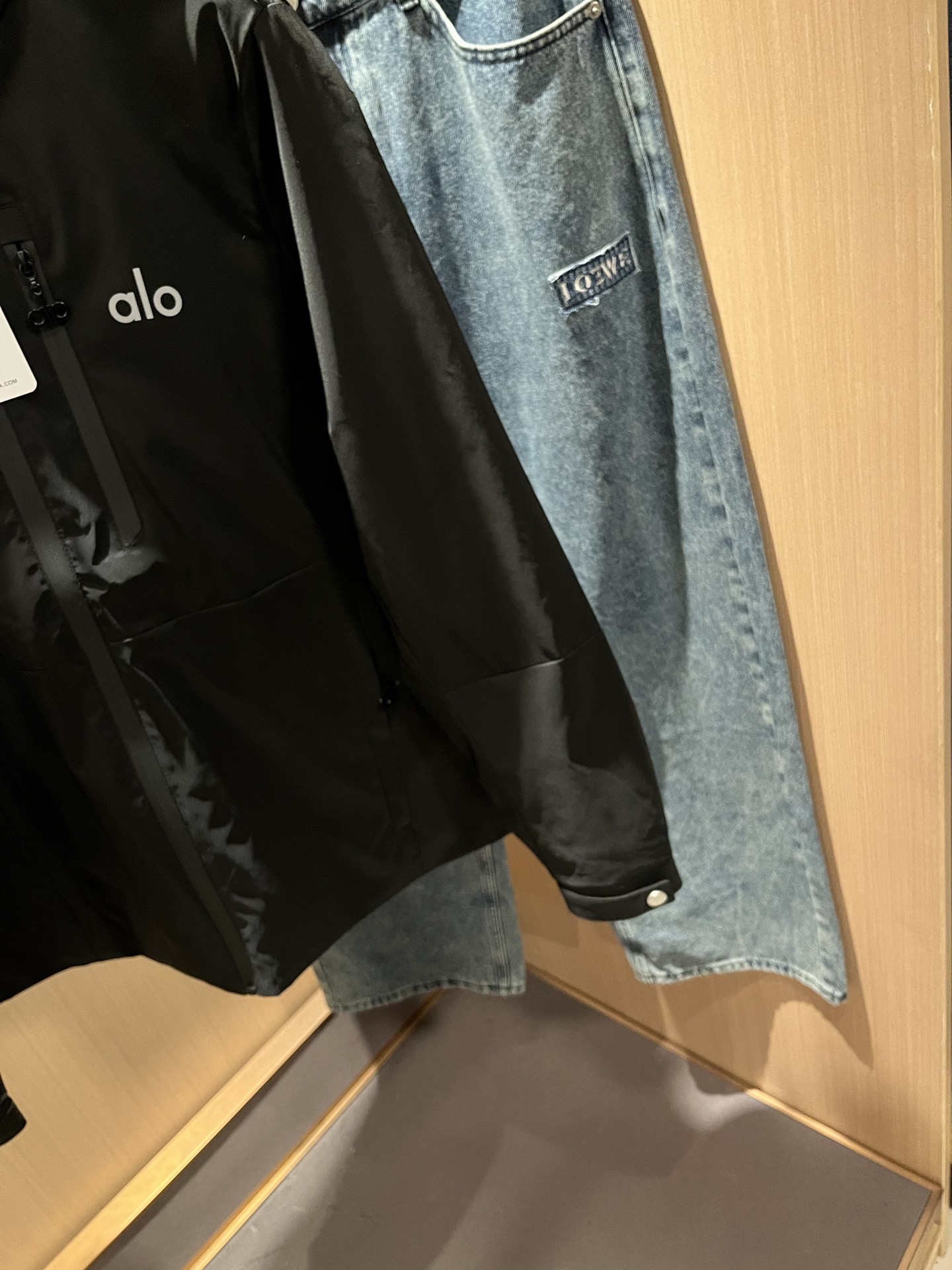 Alo2025秋冬全新系列单品上线，非常时髦前卫的一款男女同款👫夹克外套，标识logo图案印花修饰！区别