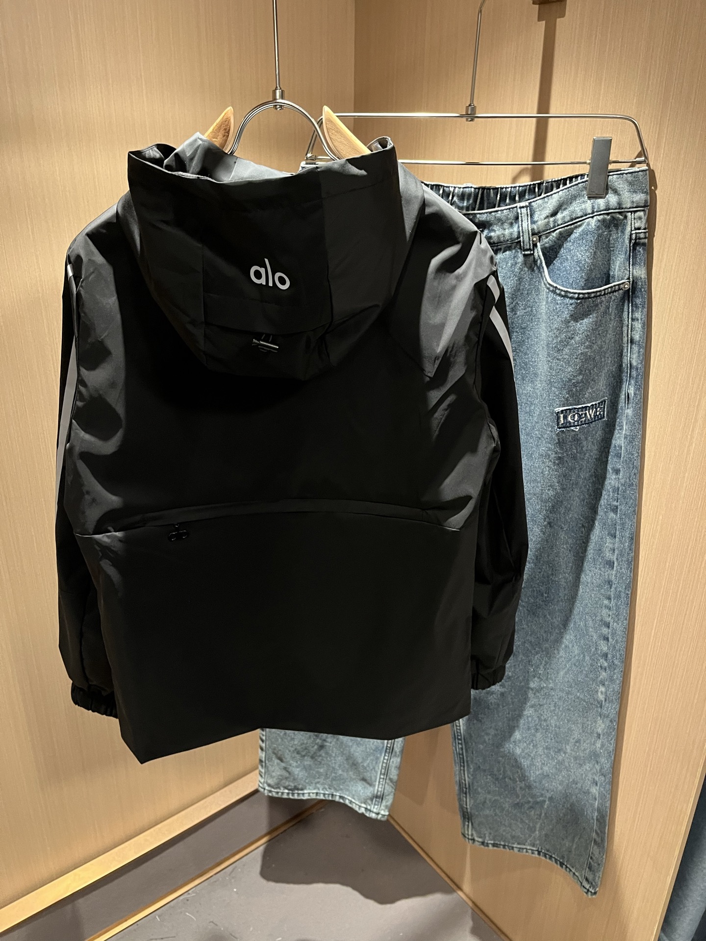 Alo2025秋冬全新系列单品上线，非常时髦前卫的一款男女同款👫夹克外套，标识logo图案印花修饰！区别