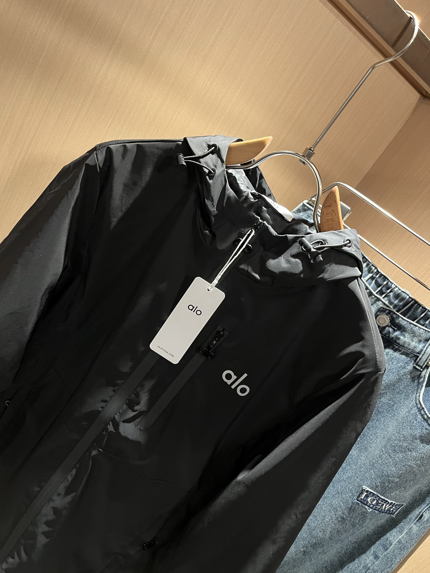 Alo2025秋冬全新系列单品上线，非常时髦前卫的一款男女同款👫夹克外套，标识logo图案印花修饰！区别