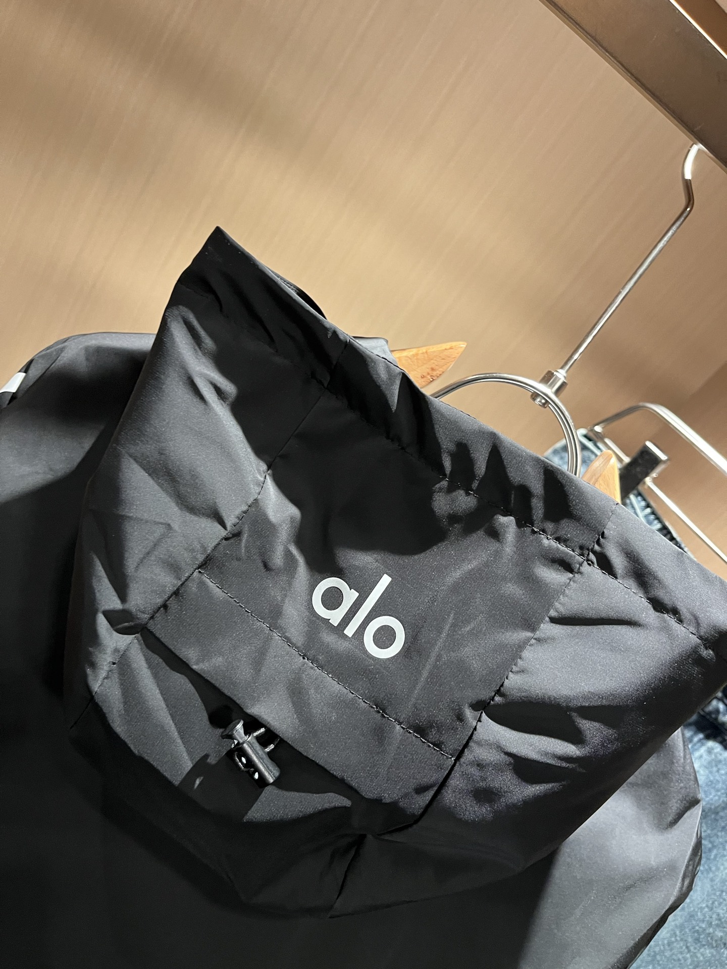 Alo2025秋冬全新系列单品上线，非常时髦前卫的一款男女同款👫夹克外套，标识logo图案印花修饰！区别