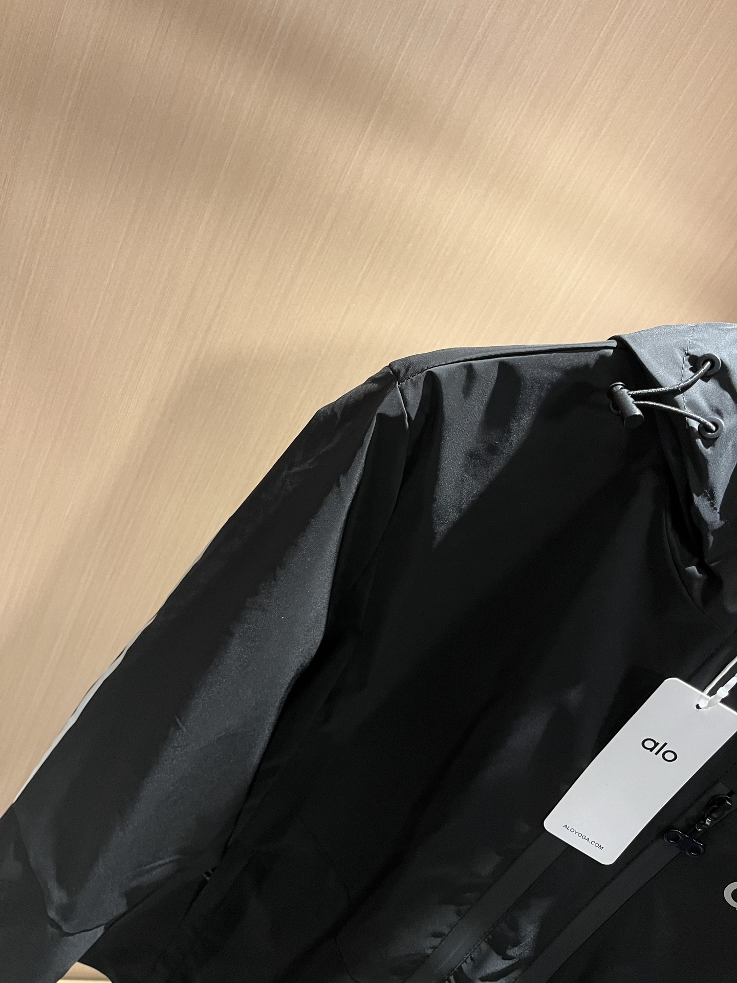 Alo2025秋冬全新系列单品上线，非常时髦前卫的一款男女同款👫夹克外套，标识logo图案印花修饰！区别