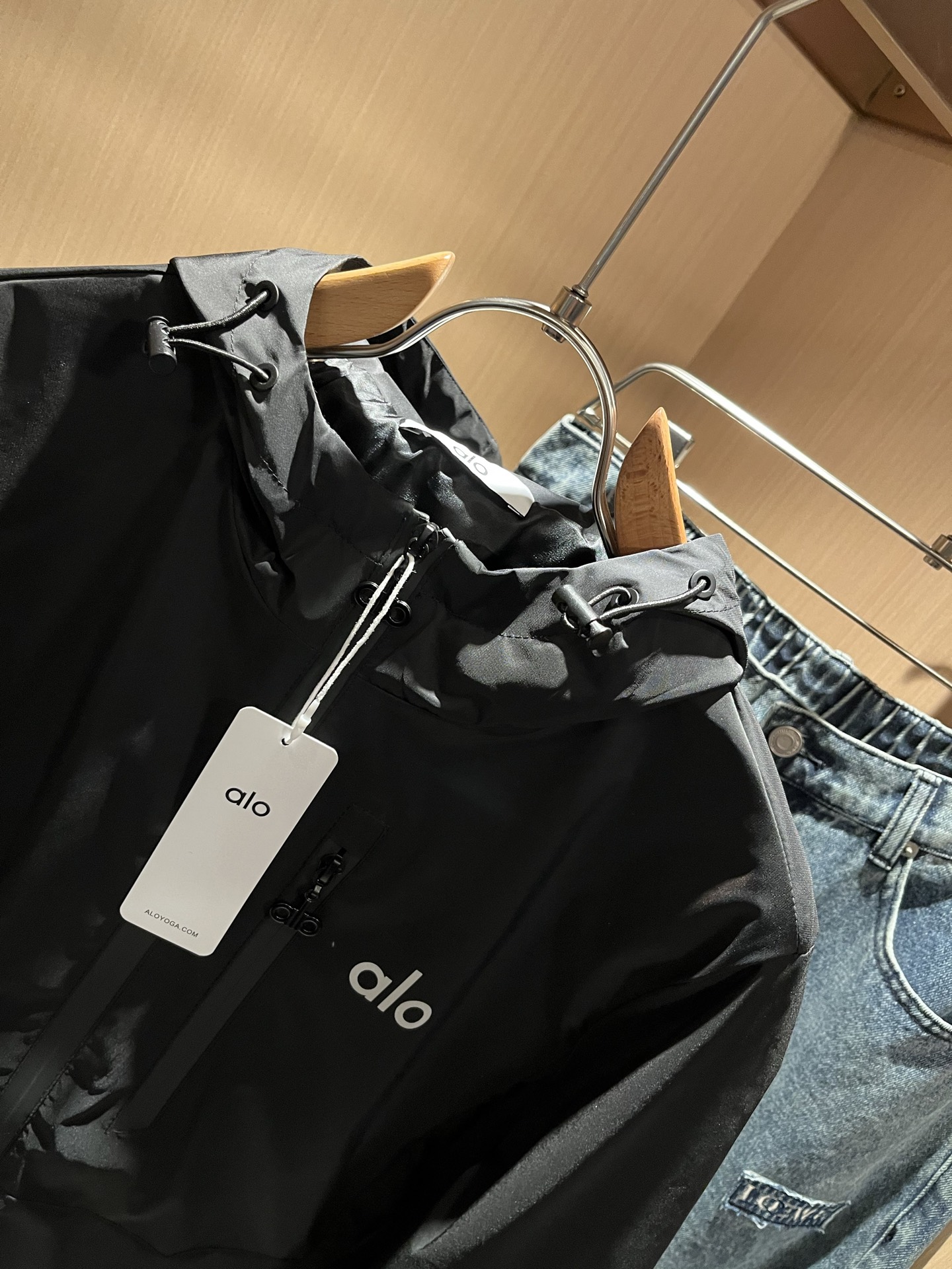 Alo2025秋冬全新系列单品上线，非常时髦前卫的一款男女同款👫夹克外套，标识logo图案印花修饰！区别