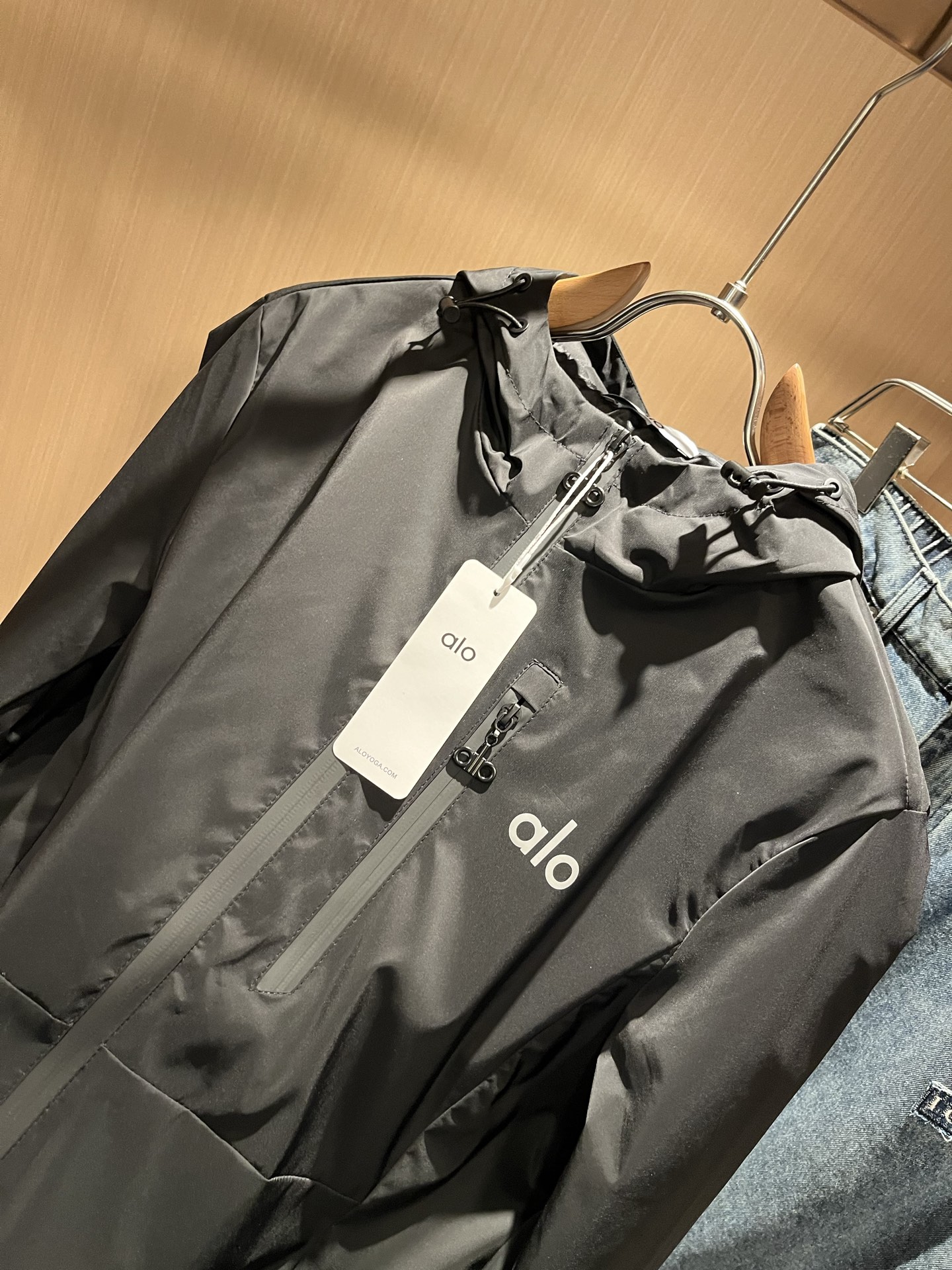 Alo2025秋冬全新系列单品上线，非常时髦前卫的一款男女同款👫夹克外套，标识logo图案印花修饰！区别