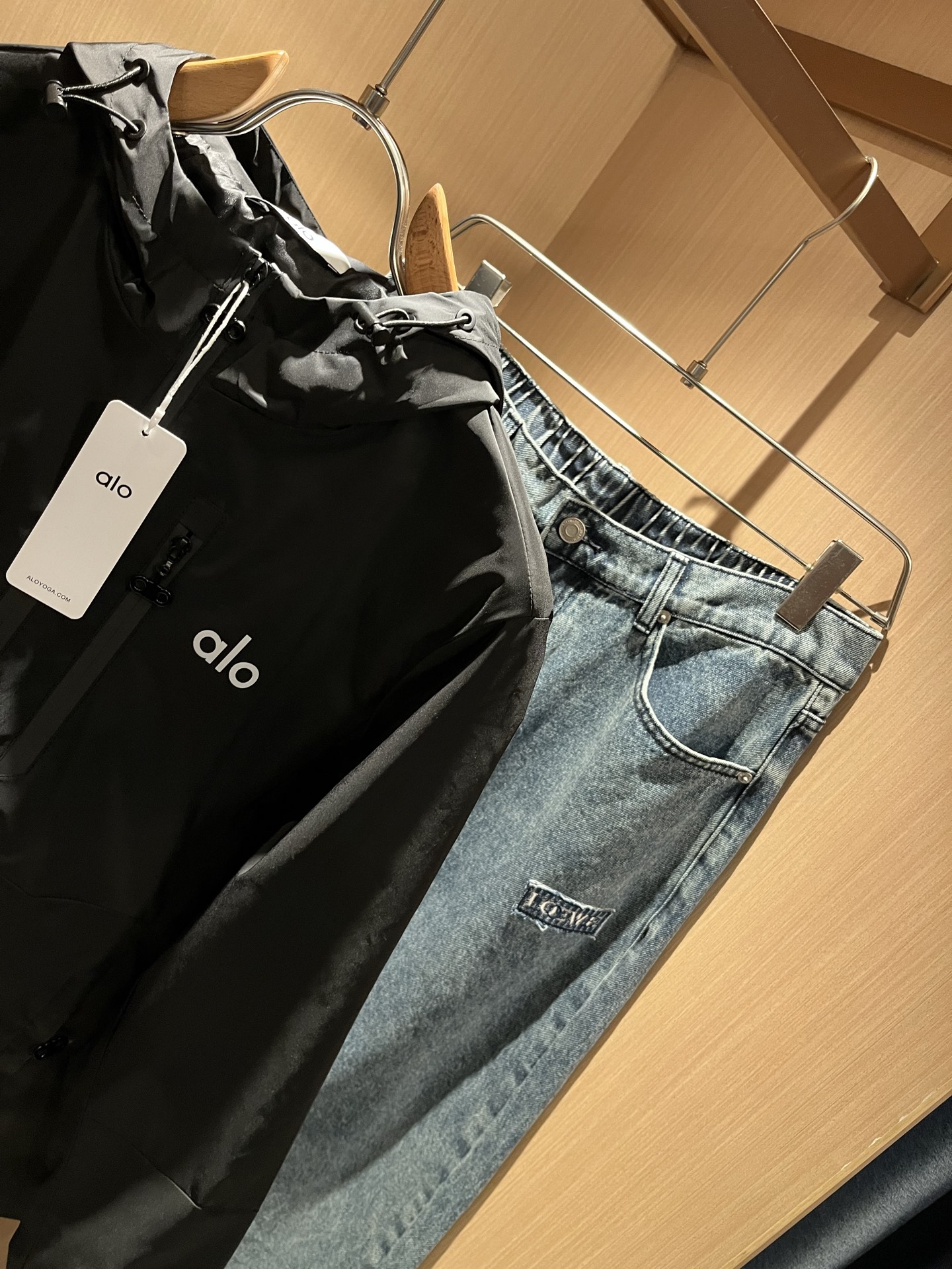 Alo2025秋冬全新系列单品上线，非常时髦前卫的一款男女同款👫夹克外套，标识logo图案印花修饰！区别