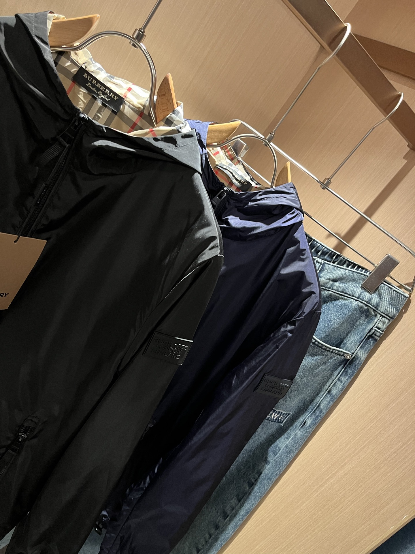 BURBER*Y巴*莉2025秋冬新品夹克外套重磅来袭，最近比较火热的环保聚酯纤维面料制作而成，高端户外