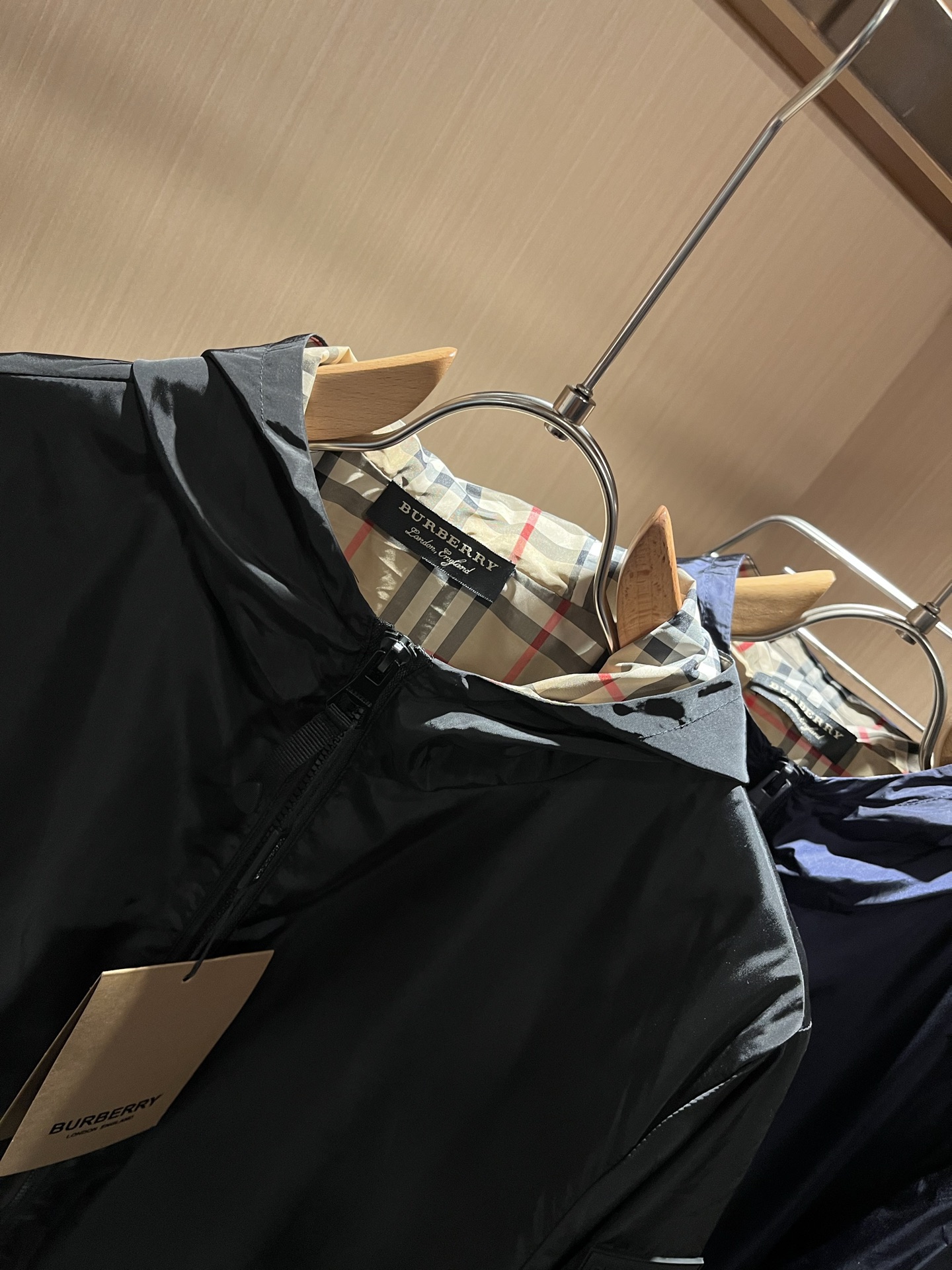 BURBER*Y巴*莉2025秋冬新品夹克外套重磅来袭，最近比较火热的环保聚酯纤维面料制作而成，高端户外