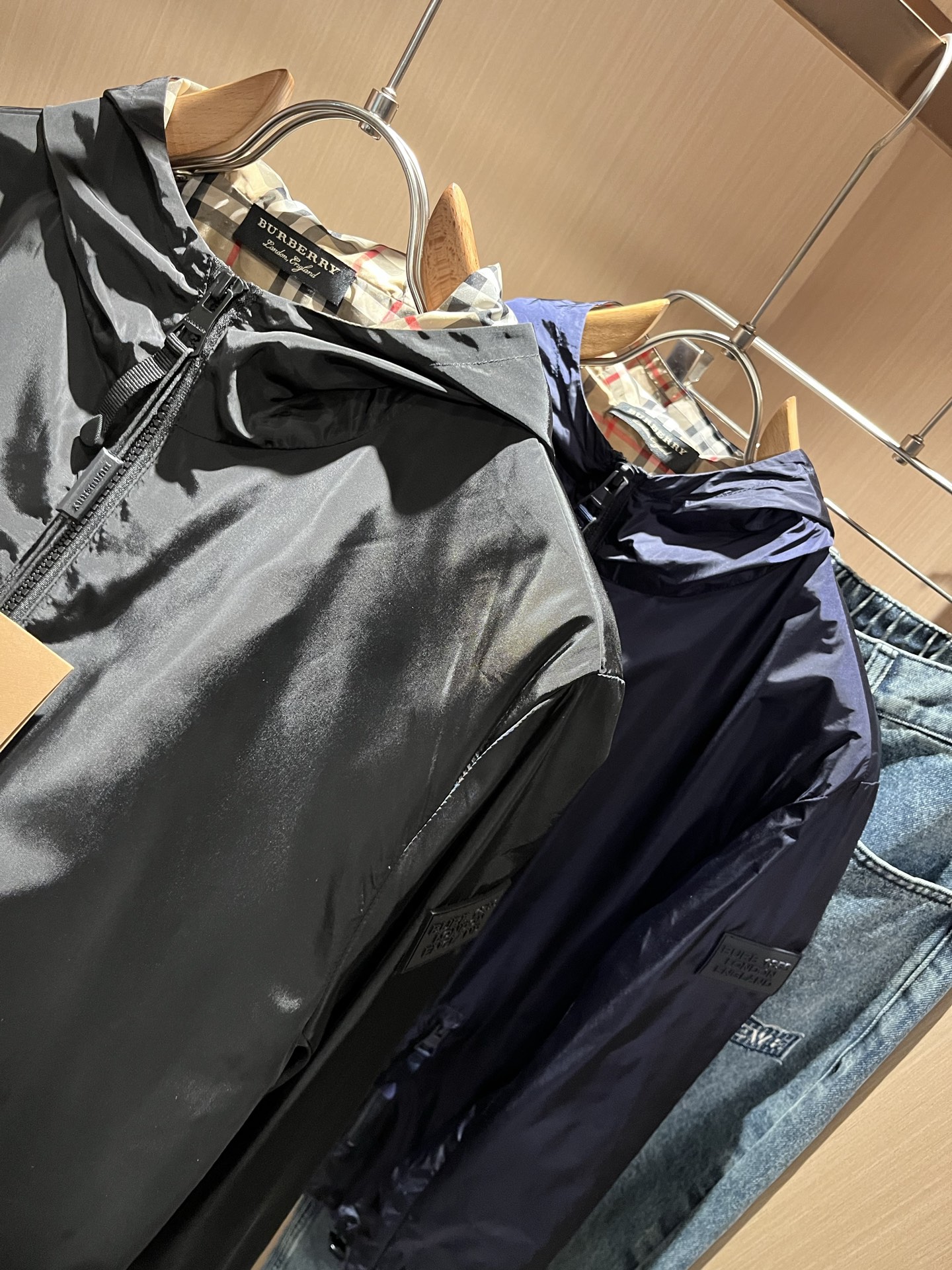 BURBER*Y巴*莉2025秋冬新品夹克外套重磅来袭，最近比较火热的环保聚酯纤维面料制作而成，高端户外