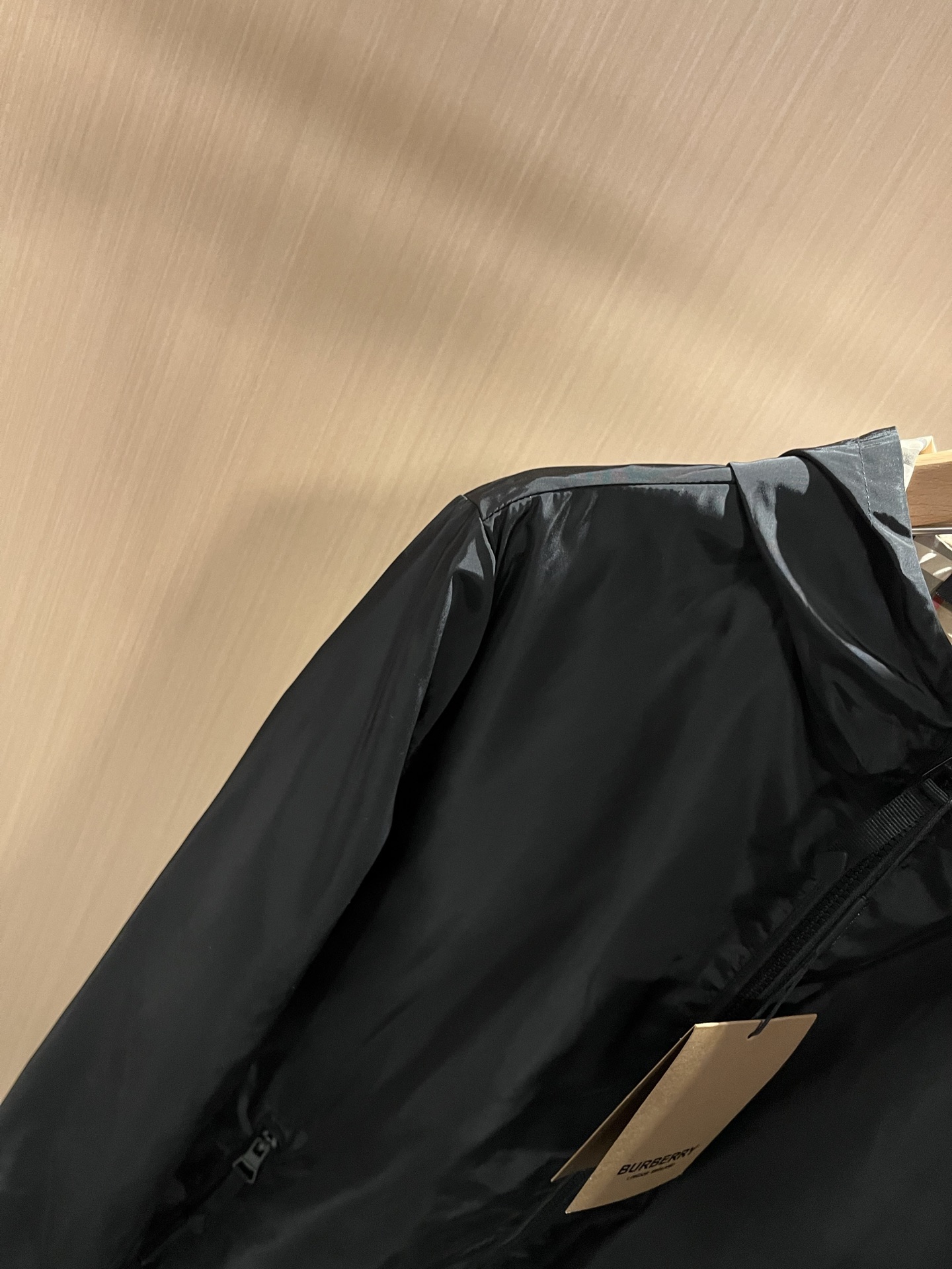 BURBER*Y巴*莉2025秋冬新品夹克外套重磅来袭，最近比较火热的环保聚酯纤维面料制作而成，高端户外