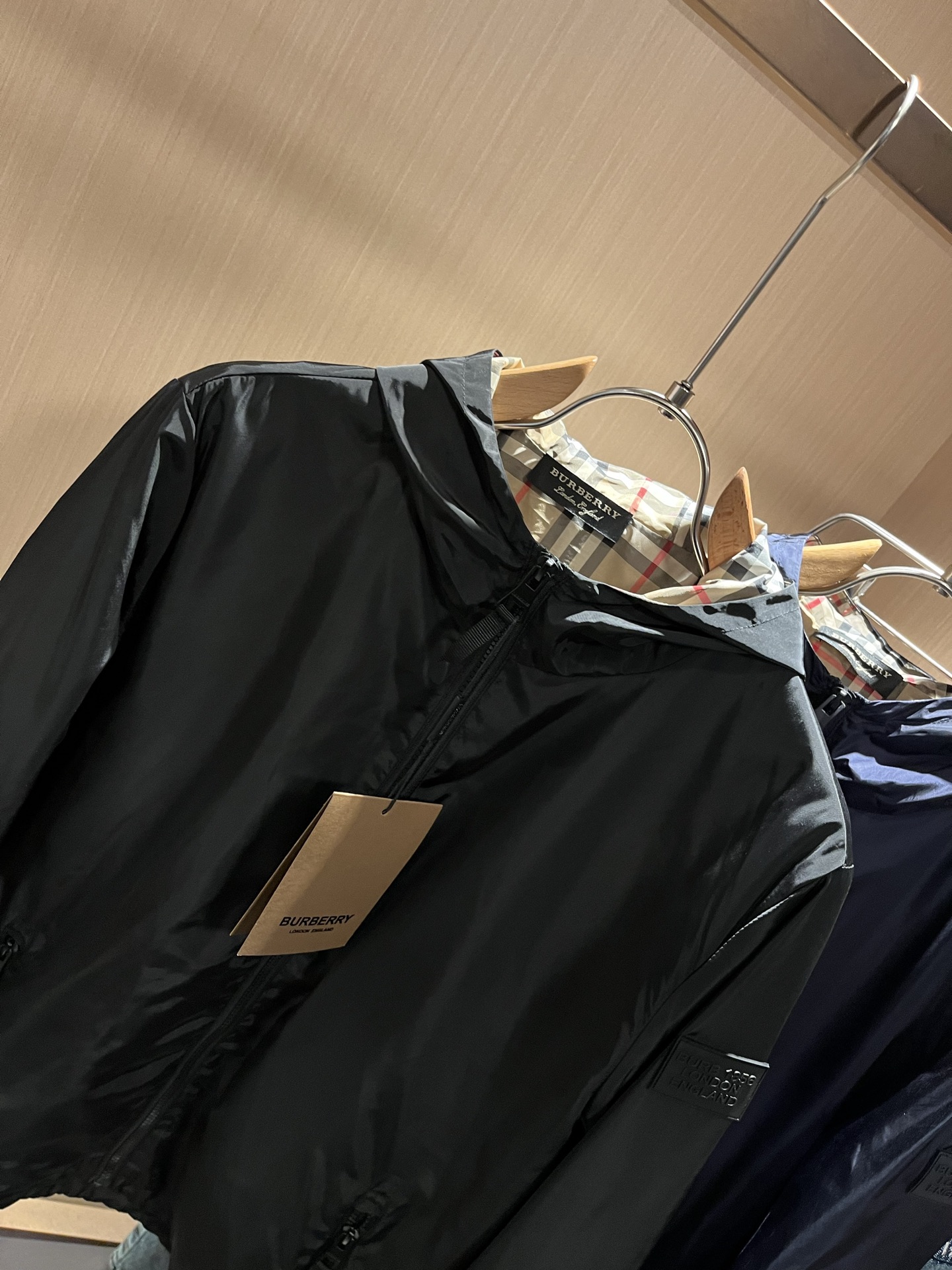 BURBER*Y巴*莉2025秋冬新品夹克外套重磅来袭，最近比较火热的环保聚酯纤维面料制作而成，高端户外