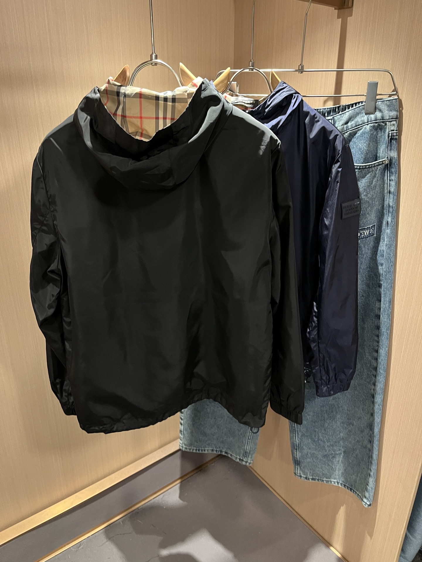 BURBER*Y巴*莉2025秋冬新品夹克外套重磅来袭，最近比较火热的环保聚酯纤维面料制作而成，高端户外