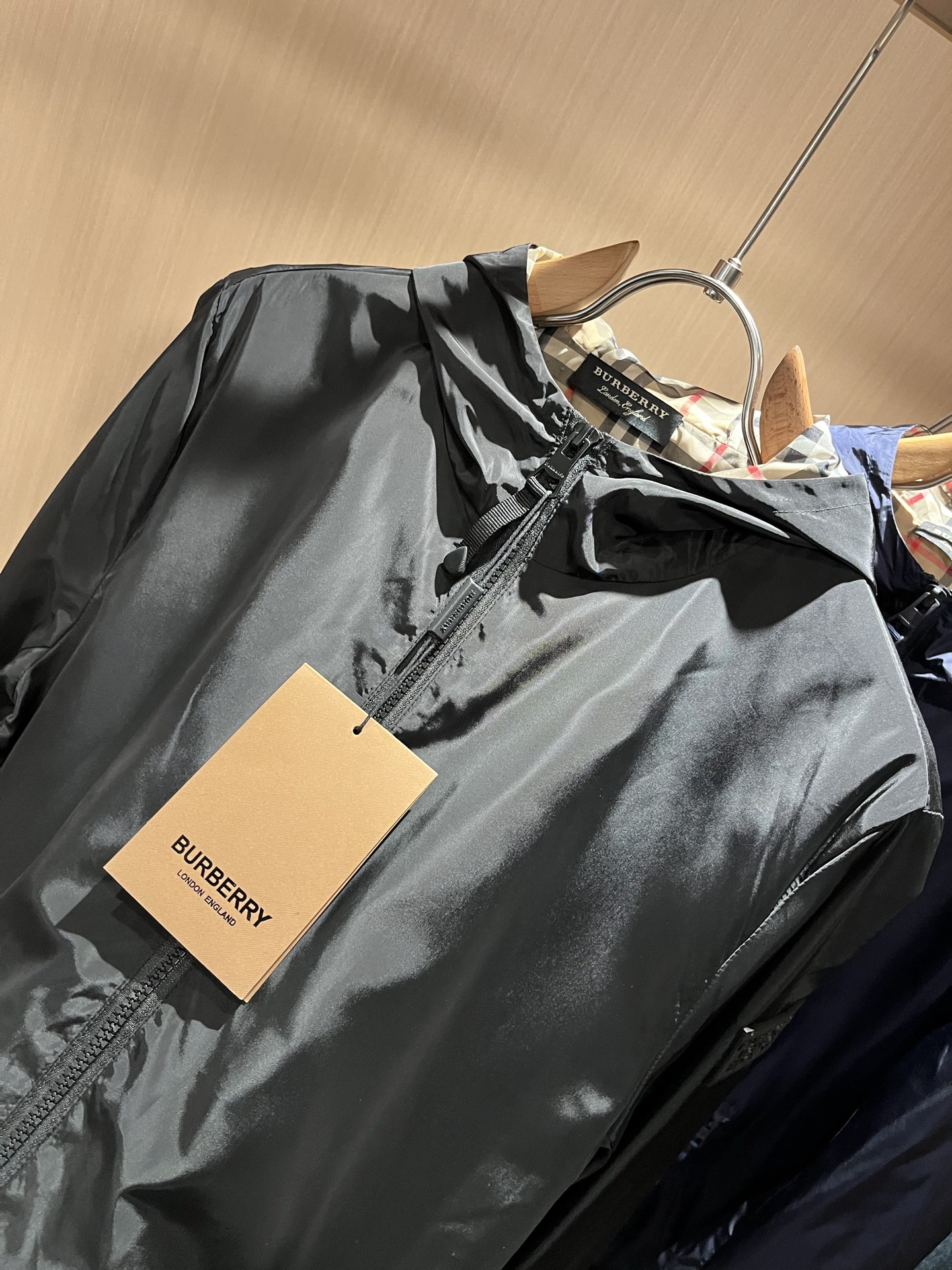 BURBER*Y巴*莉2025秋冬新品夹克外套重磅来袭，最近比较火热的环保聚酯纤维面料制作而成，高端户外