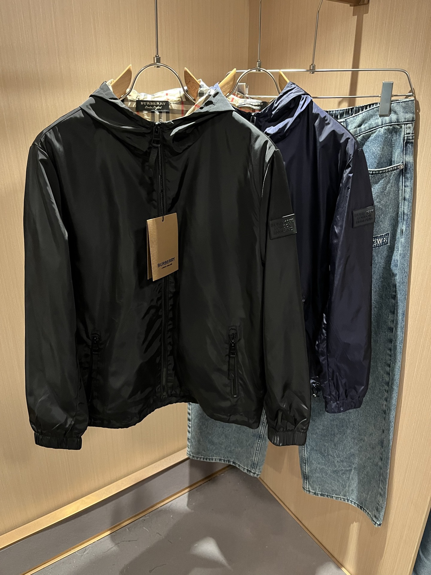 BURBER*Y巴*莉2025秋冬新品夹克外套重磅来袭，最近比较火热的环保聚酯纤维面料制作而成，高端户外