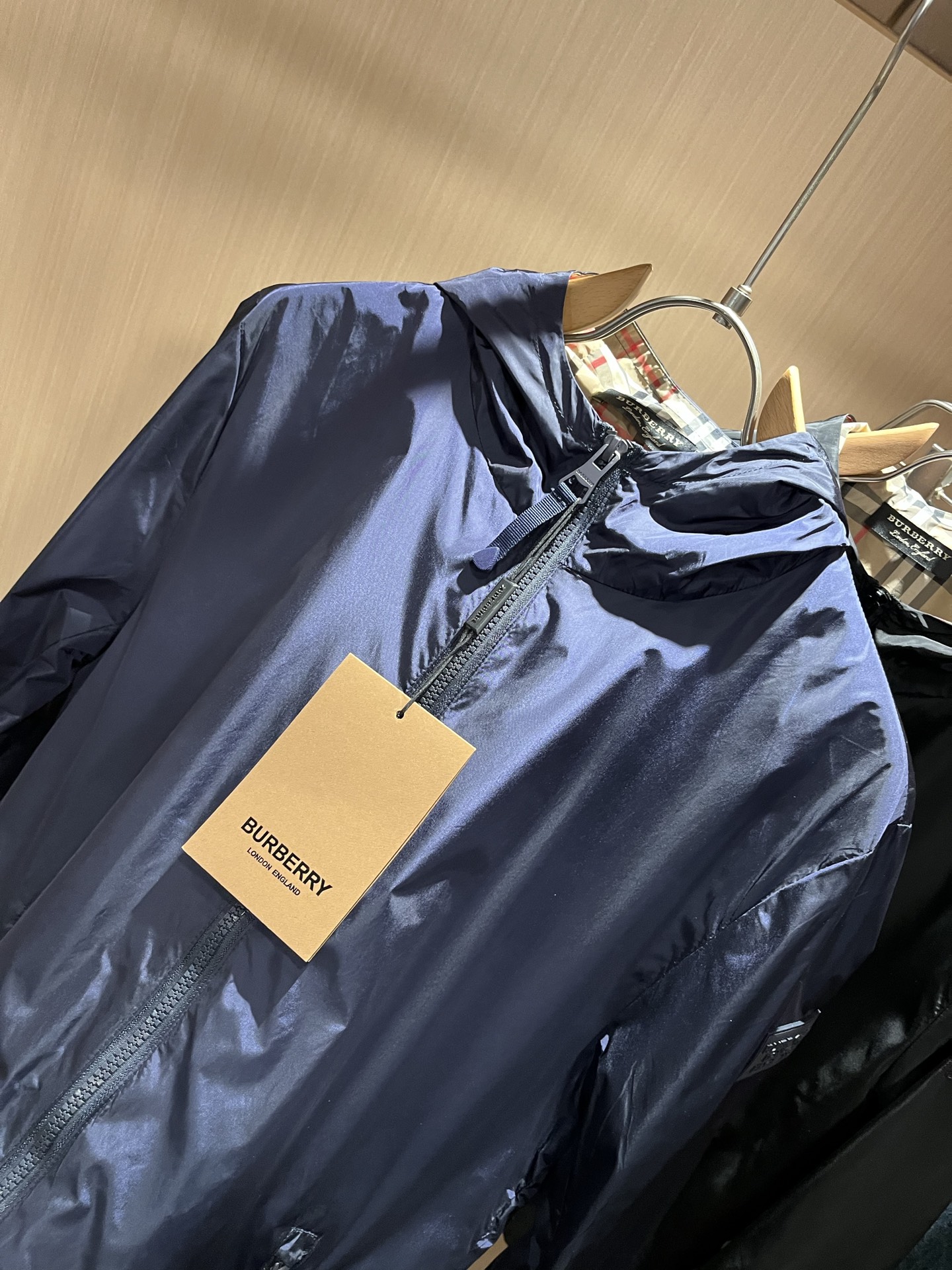 BURBER*Y巴*莉2025秋冬新品夹克外套重磅来袭，最近比较火热的环保聚酯纤维面料制作而成，高端户外