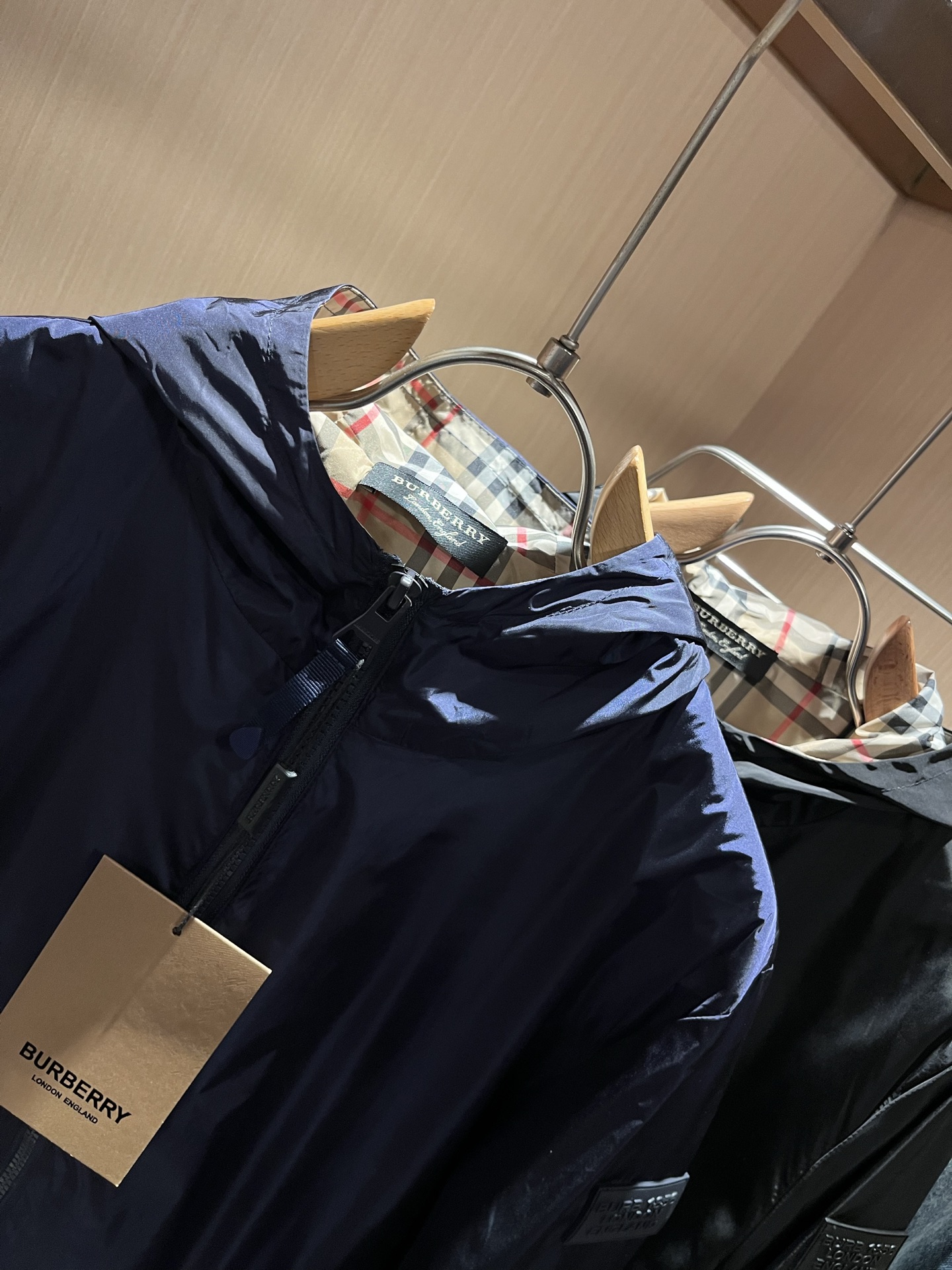 BURBER*Y巴*莉2025秋冬新品夹克外套重磅来袭，最近比较火热的环保聚酯纤维面料制作而成，高端户外