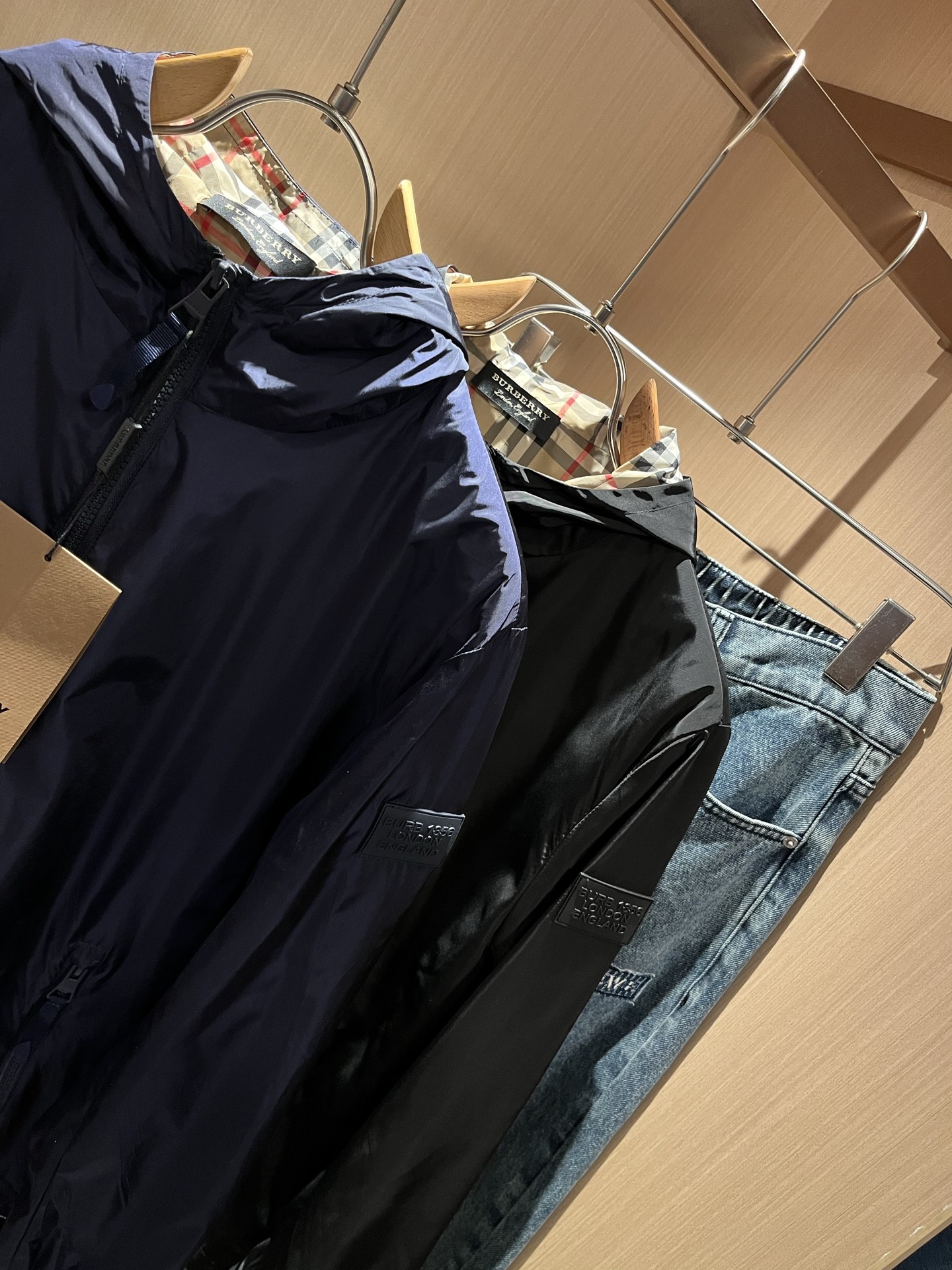 BURBER*Y巴*莉2025秋冬新品夹克外套重磅来袭，最近比较火热的环保聚酯纤维面料制作而成，高端户外