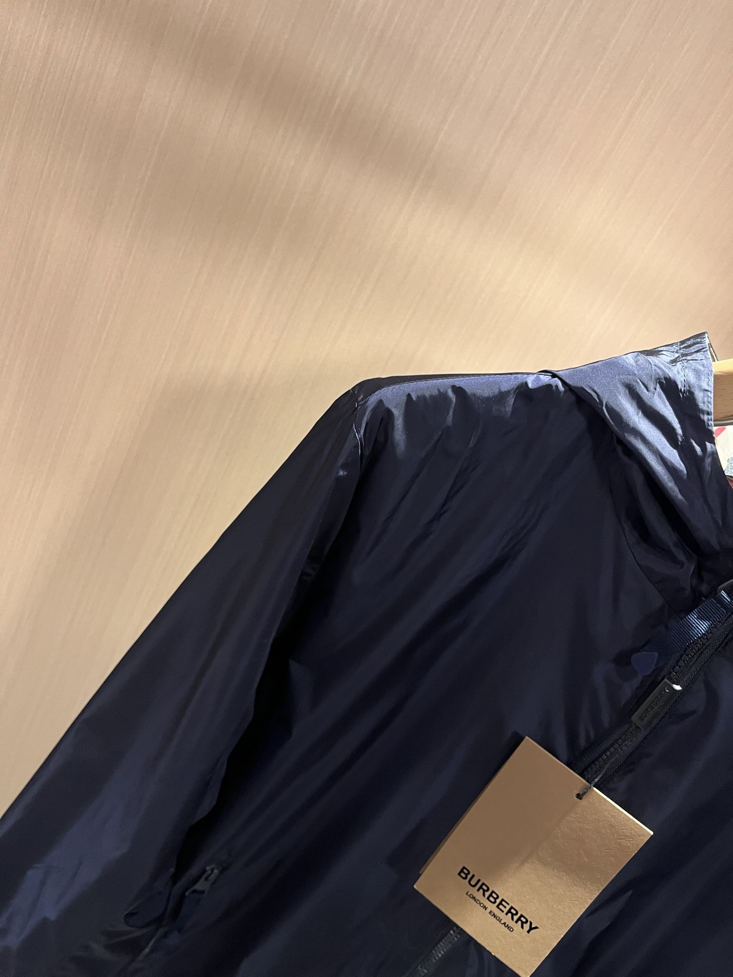 BURBER*Y巴*莉2025秋冬新品夹克外套重磅来袭，最近比较火热的环保聚酯纤维面料制作而成，高端户外