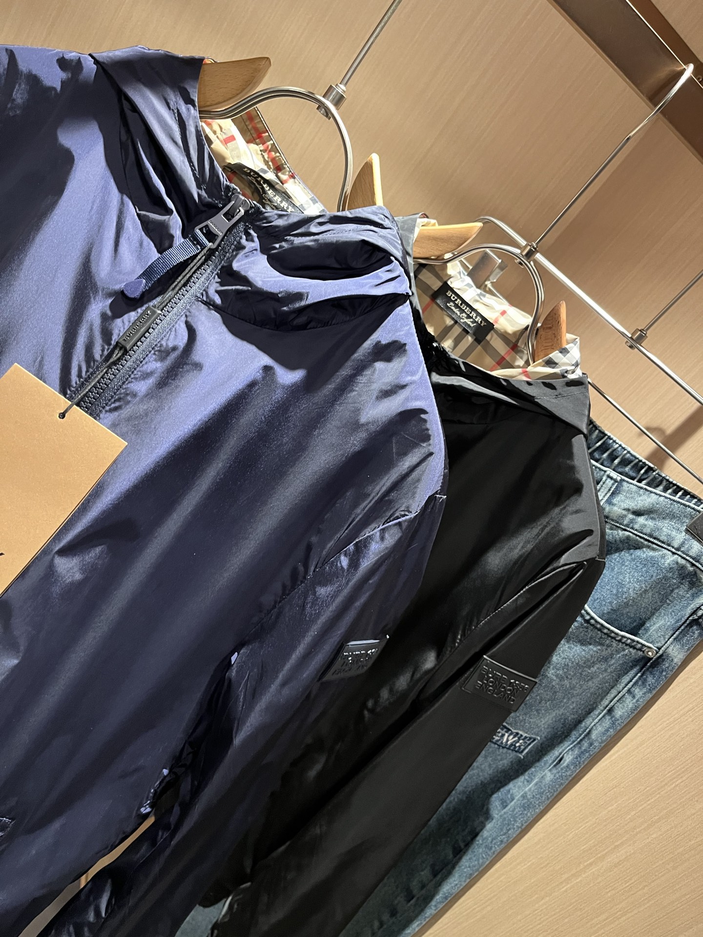 BURBER*Y巴*莉2025秋冬新品夹克外套重磅来袭，最近比较火热的环保聚酯纤维面料制作而成，高端户外