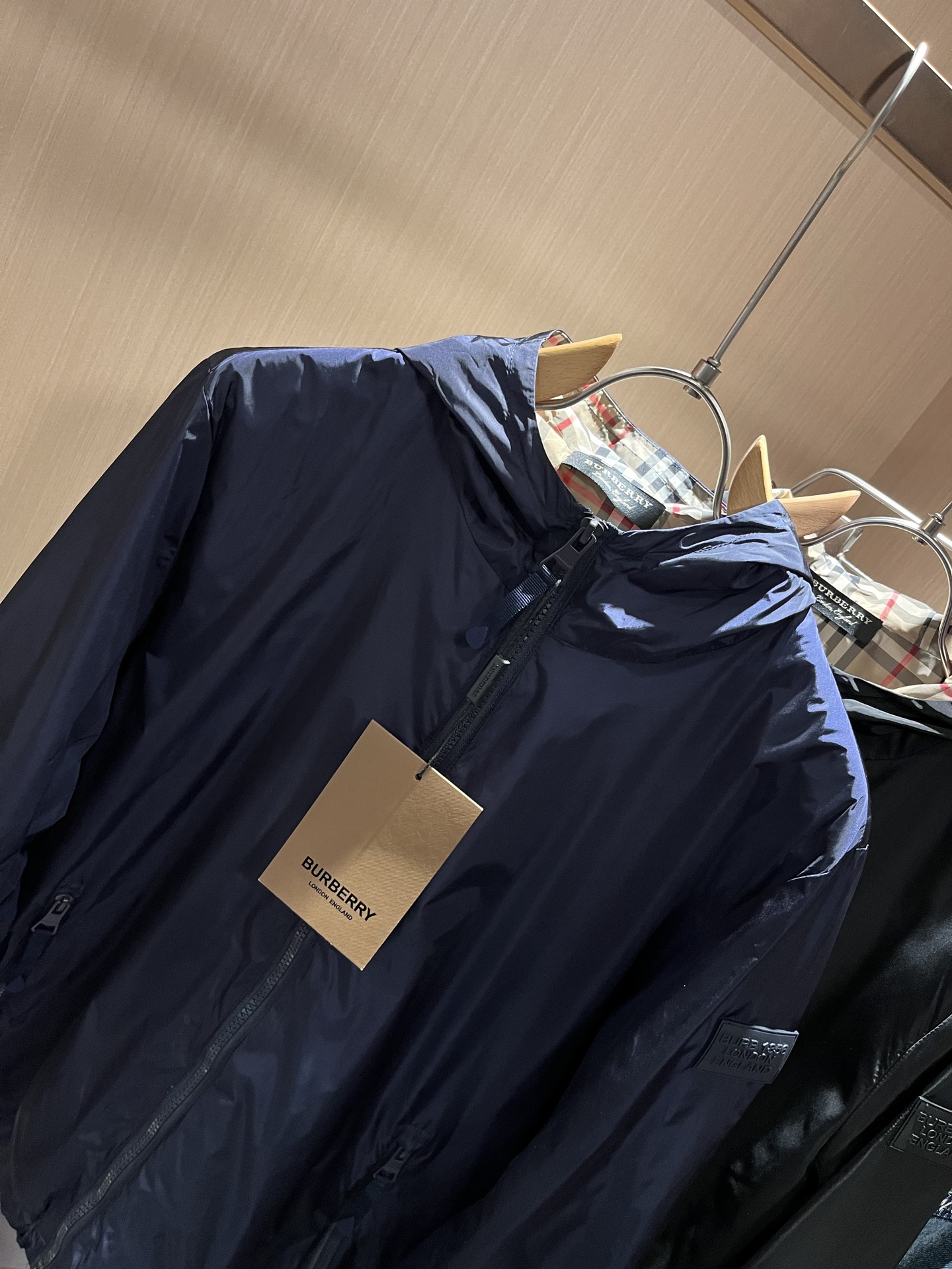 BURBER*Y巴*莉2025秋冬新品夹克外套重磅来袭，最近比较火热的环保聚酯纤维面料制作而成，高端户外