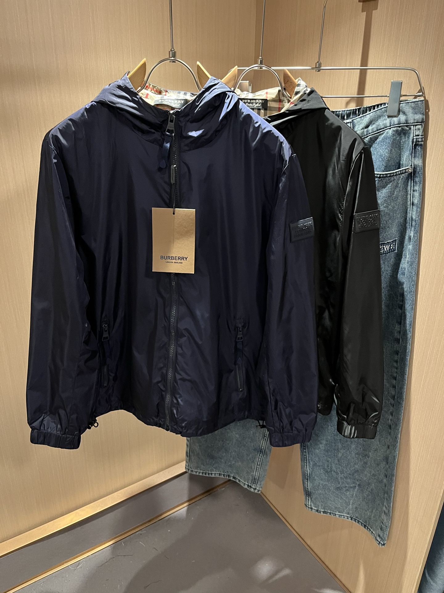 NO:531874,BURBER*Y BAR*Li’s new autumn and winter jacket is coming, and it is made of a popular environmentally friendly polyester fiber fabric recently. It is a high-end outdoor sports and leisure series, which is very popular and sports trend!  The latest special material developed by BUR, memory fabric, is also called memory cloth, which refers to fabrics with morphological memory functions, and the breast logo pattern glue-pressing design!  Selling all versions on the market in seconds is not a level at all. Whether it is material, detail restoration and craftsmanship, you are not afraid of any challenges. Just to contribute wonderful products to everyone. As always, it is consistent. A style that implements the core concept of BUR tightly ties the plaid and fashion, always maintains perfection, a simple but not simple design style perfectly meets the outfit you need in daily life. Size: M-3XL, burberry, jackets & coats, jackets & coats, alexander wang19860909BURBER*Y巴*莉秋冬新品夹克外套重磅来袭,最近比较火热的环保聚酯纤维面料制作而成,高端户外运动休闲系列,非常火热运动风潮！BUR最新研发的特殊材质,记忆面料也叫记忆布,是指具有形态记忆功能的面料,胸前logo图案压胶设计！秒杀市面上一切版本,只能说根本就不是一个级别的存在,不管是材质还是细节还原度以及工艺制作方面,不惧任何挑战,只为给大家奉献绝妙产物一如既往,始终如一,贯彻了BUR核心理念的一个款式将格纹与时尚紧紧的捆绑在一起,时刻保持完美,简约而不简单的的设计风格,完美的满足了你日常所需要的穿搭.尺码:M-3XL,,burberry,jackets & coats,jackets & coats,alexander wang,Men's clothing