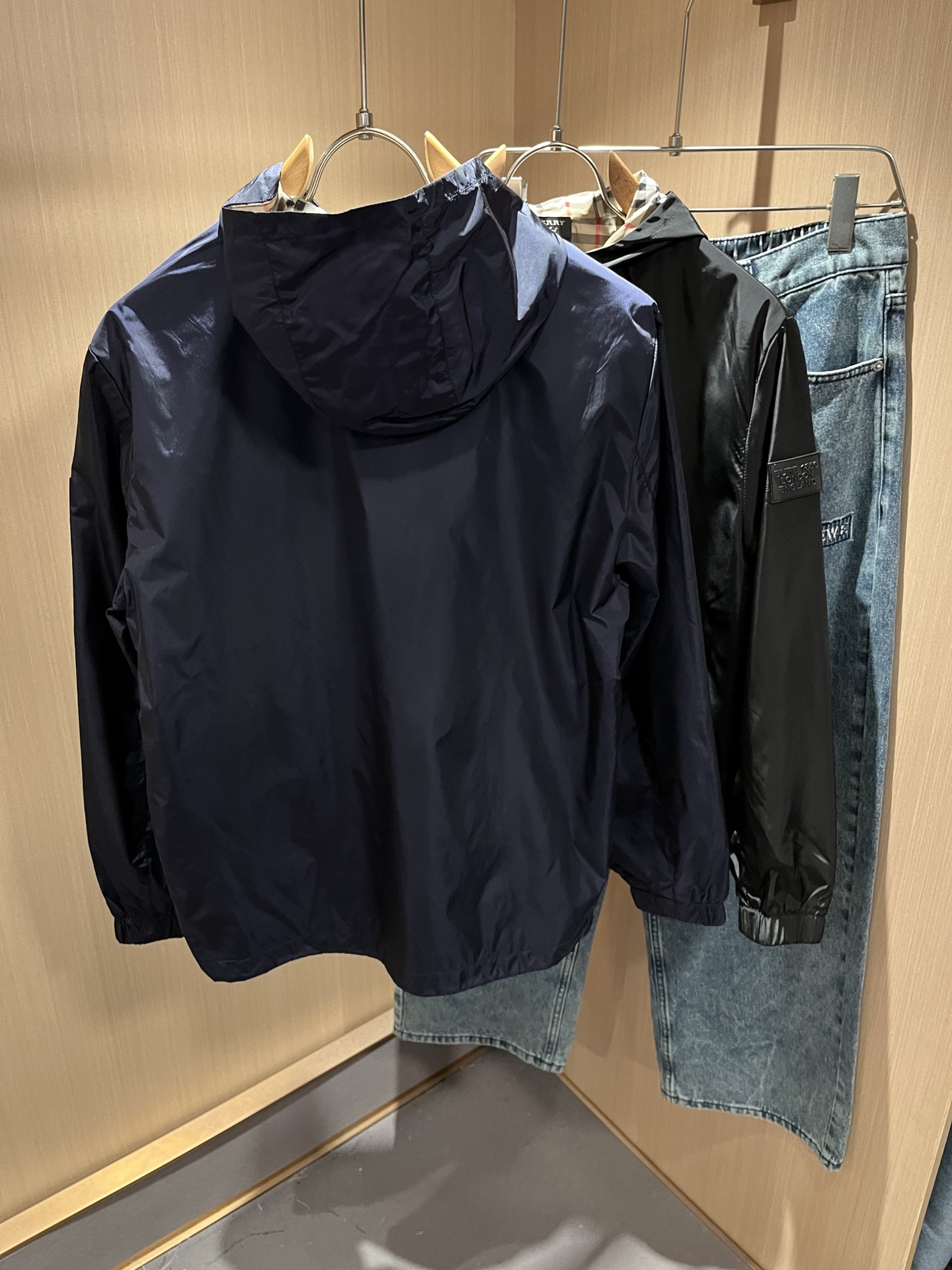 BURBER*Y巴*莉2025秋冬新品夹克外套重磅来袭，最近比较火热的环保聚酯纤维面料制作而成，高端户外