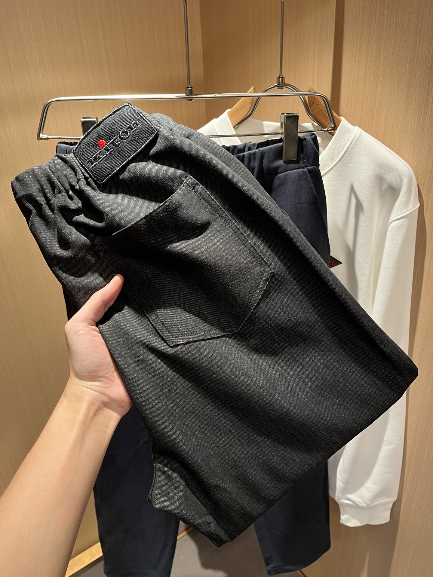 Kiton 2025秋冬新品男士高端休闲百搭四季通勤修身剪裁休闲裤！对于粉丝来说，这样大气的经典设计足矣