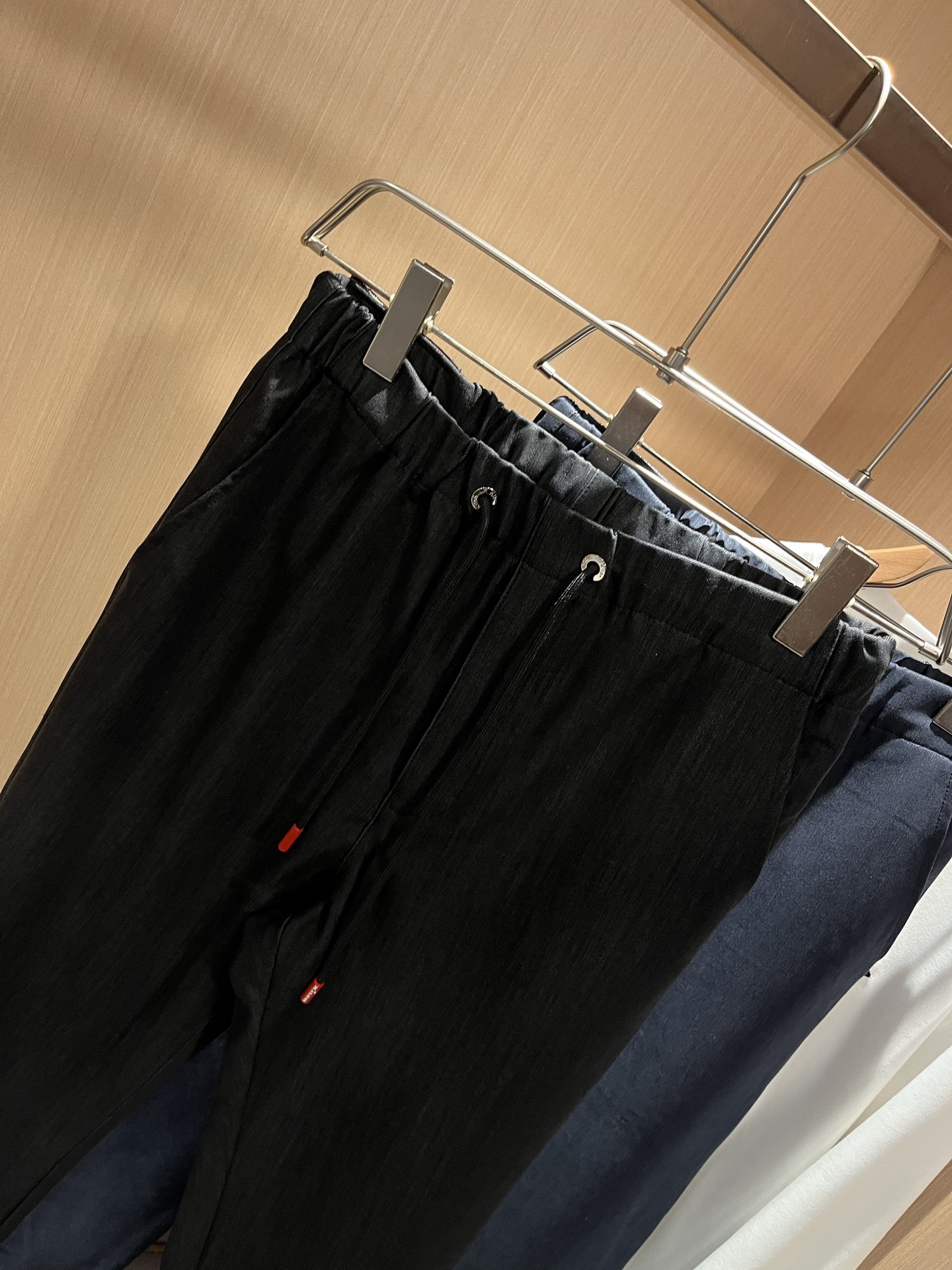 Kiton 2025秋冬新品男士高端休闲百搭四季通勤修身剪裁休闲裤！对于粉丝来说，这样大气的经典设计足矣