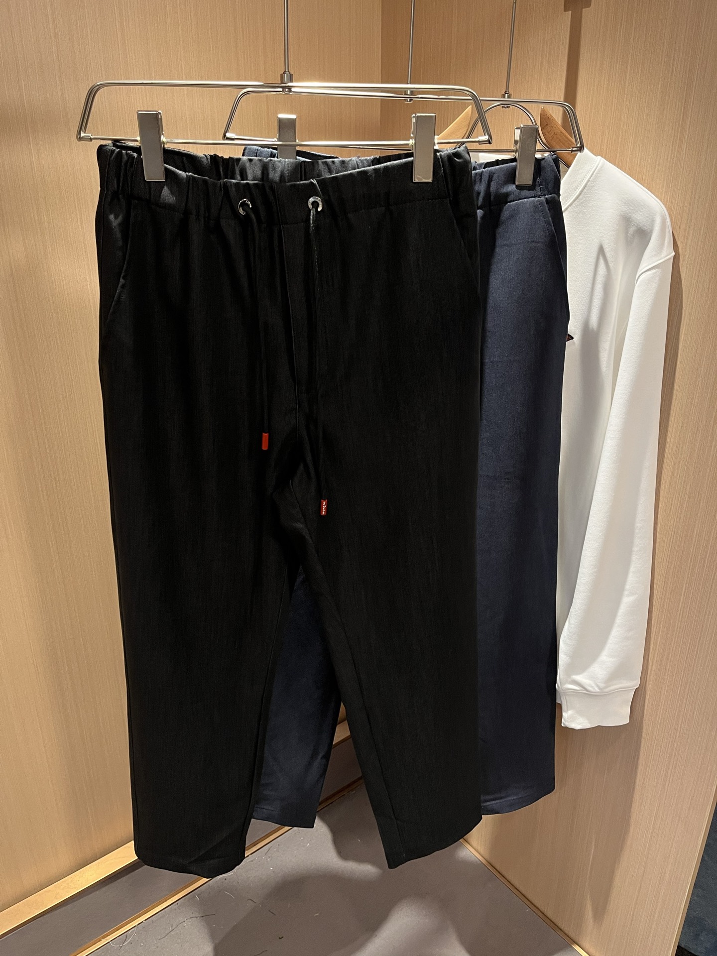 Kiton 2025秋冬新品男士高端休闲百搭四季通勤修身剪裁休闲裤！对于粉丝来说，这样大气的经典设计足矣