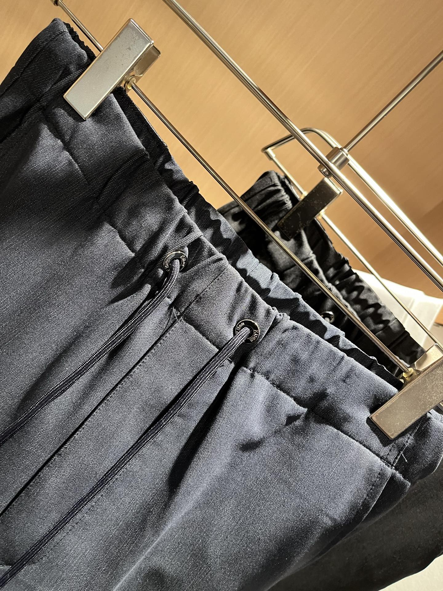 Kiton 2025秋冬新品男士高端休闲百搭四季通勤修身剪裁休闲裤！对于粉丝来说，这样大气的经典设计足矣